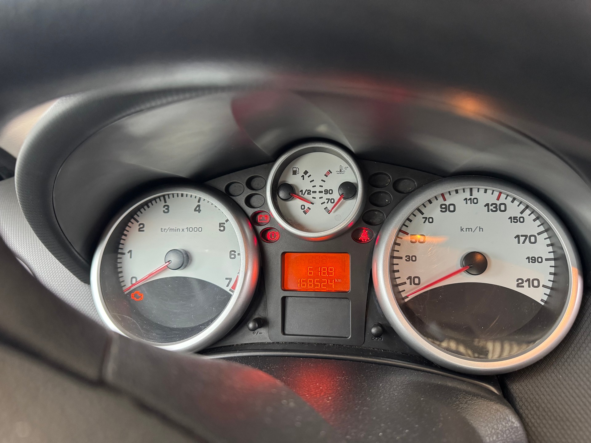 PEUGEOT 207 1.4 16V Swiss Edition-image-6