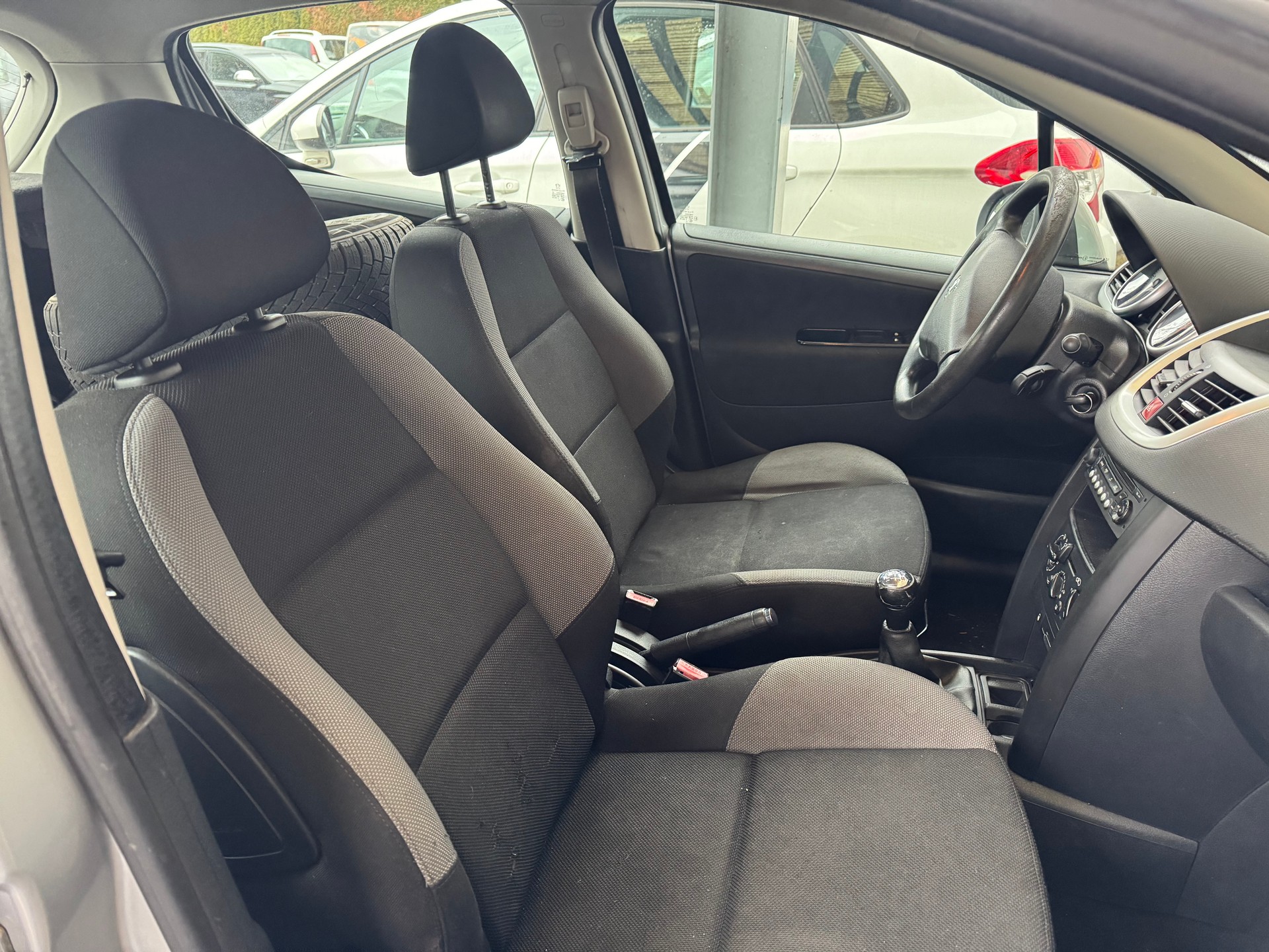 PEUGEOT 207 1.4 16V Swiss Edition-image-7