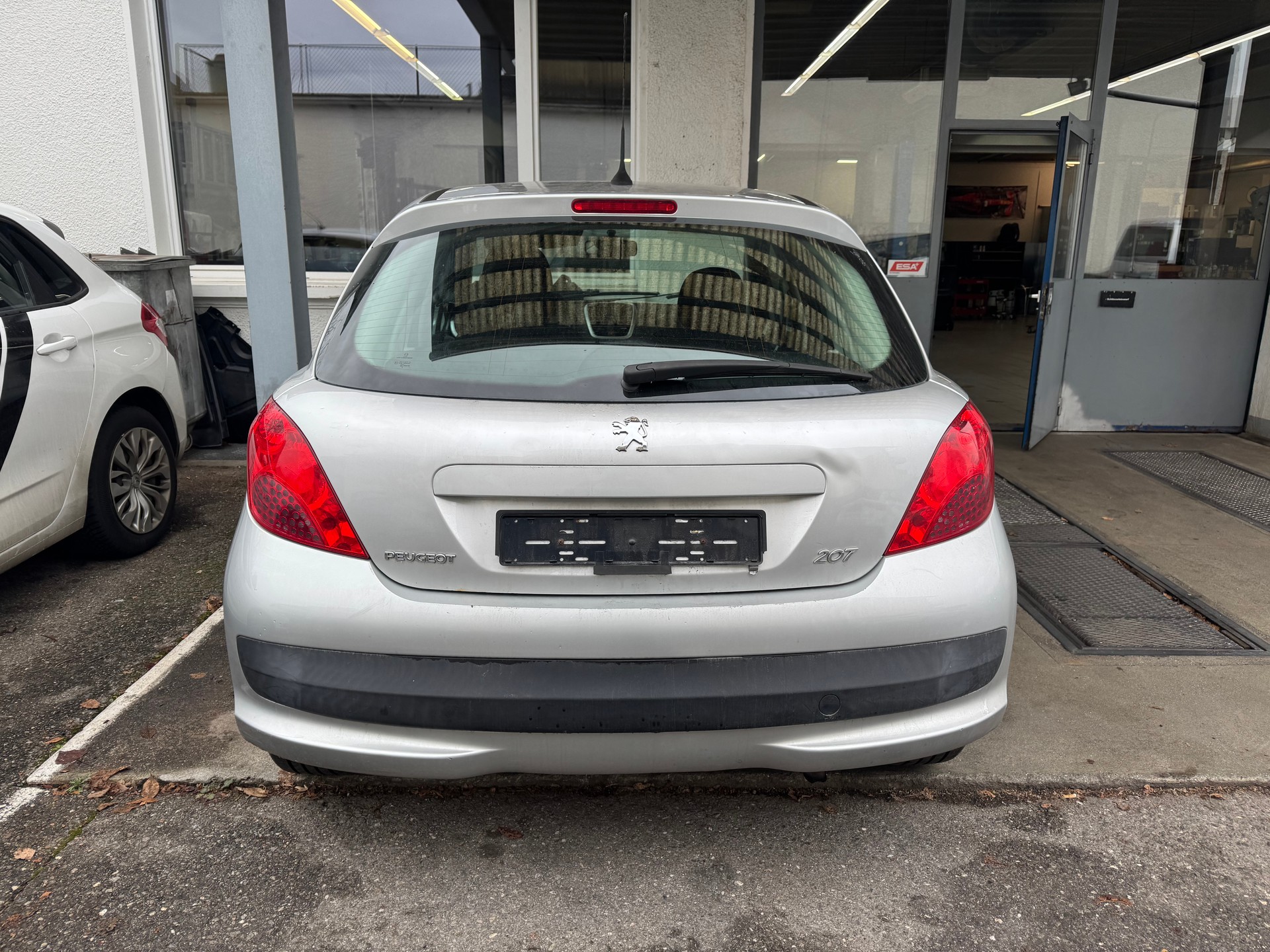 PEUGEOT 207 1.4 16V Swiss Edition-image-4