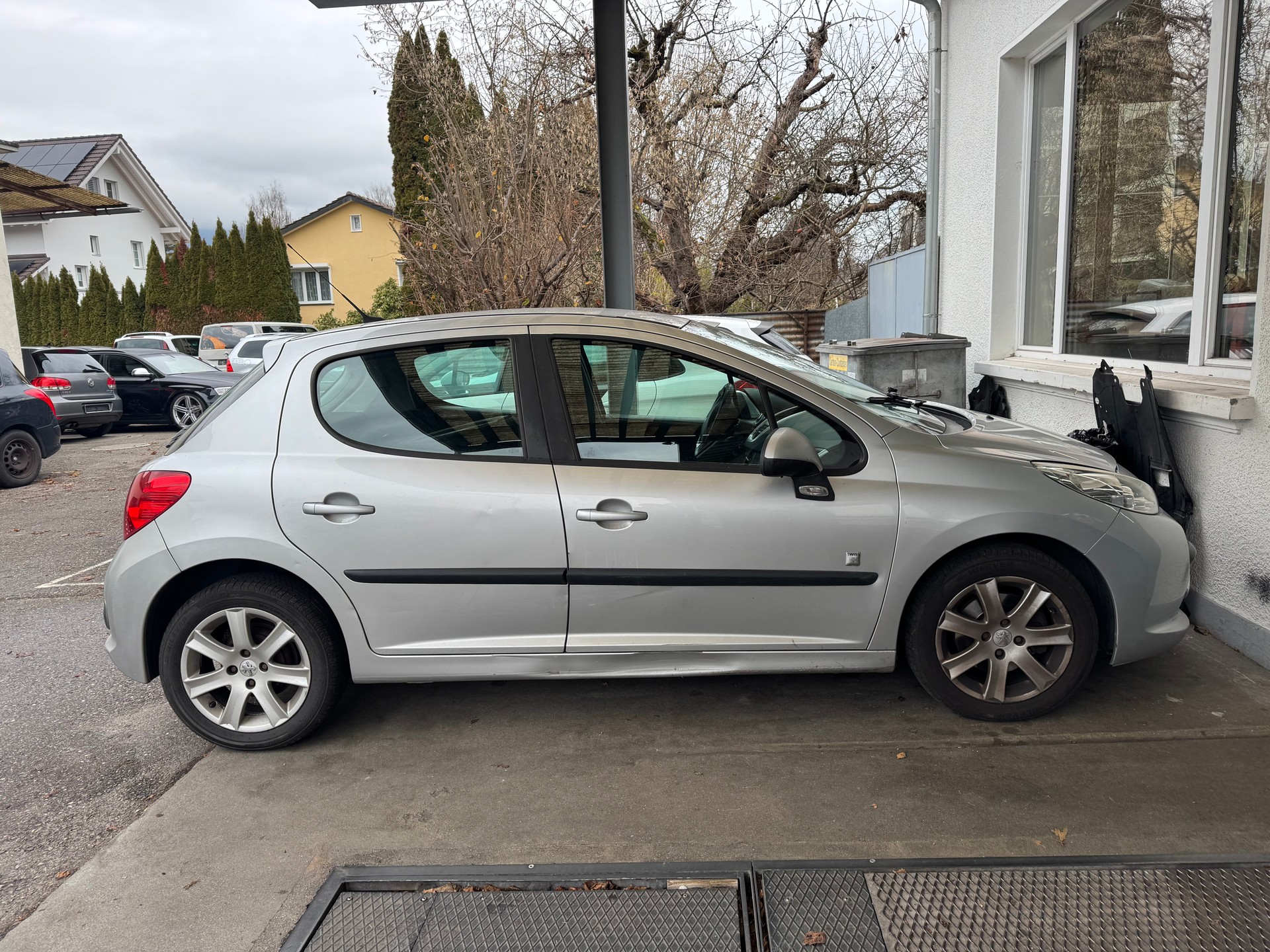PEUGEOT 207 1.4 16V Swiss Edition-image-1