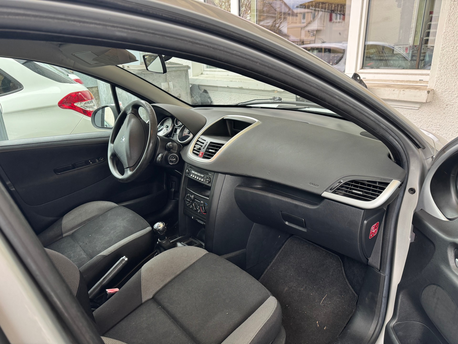 PEUGEOT 207 1.4 16V Swiss Edition-image-5