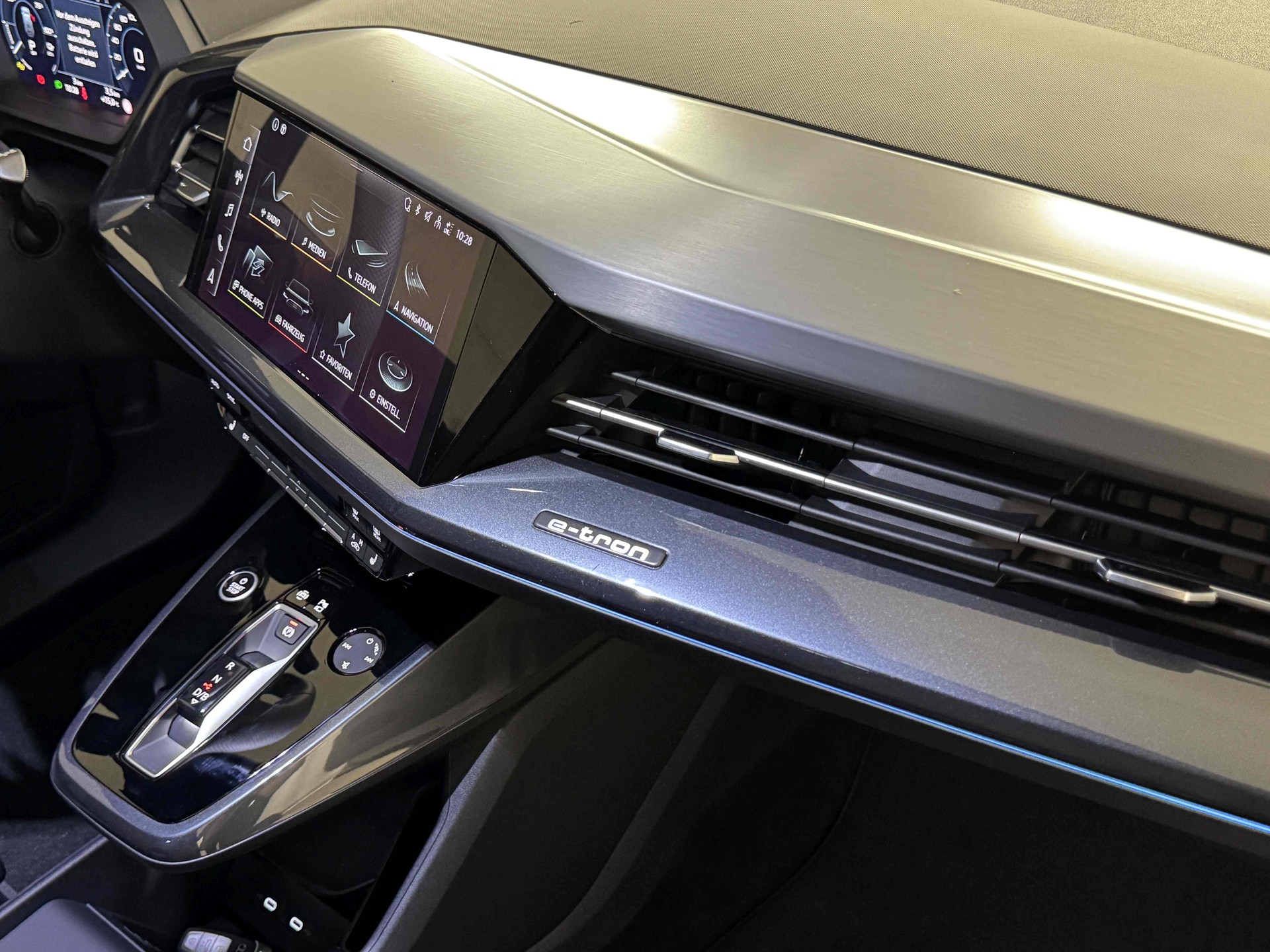 AUDI Q4 e-tron 45 Edition Swiss Ski quattro-image-13