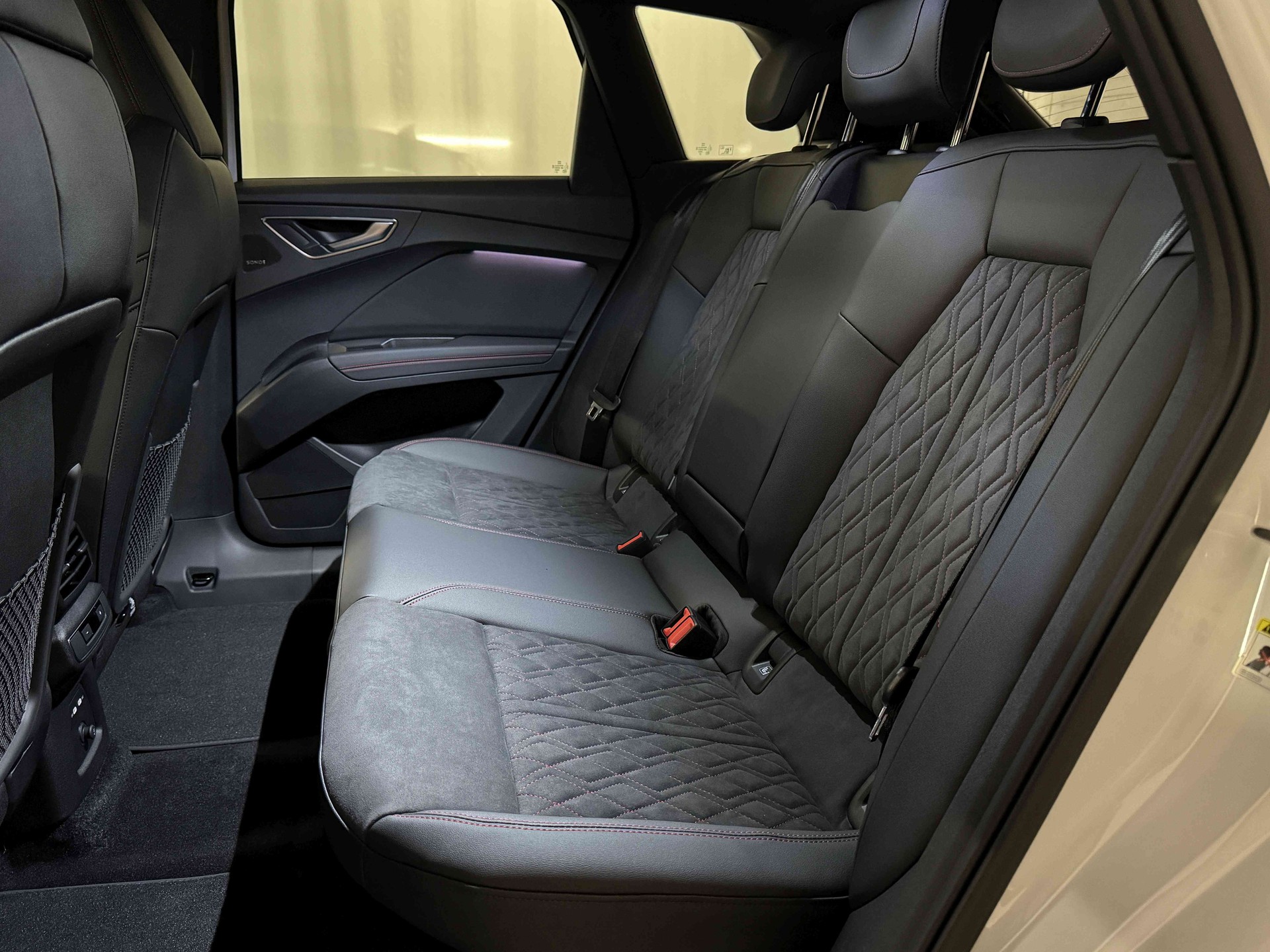AUDI Q4 e-tron 45 Edition Swiss Ski quattro-image-12
