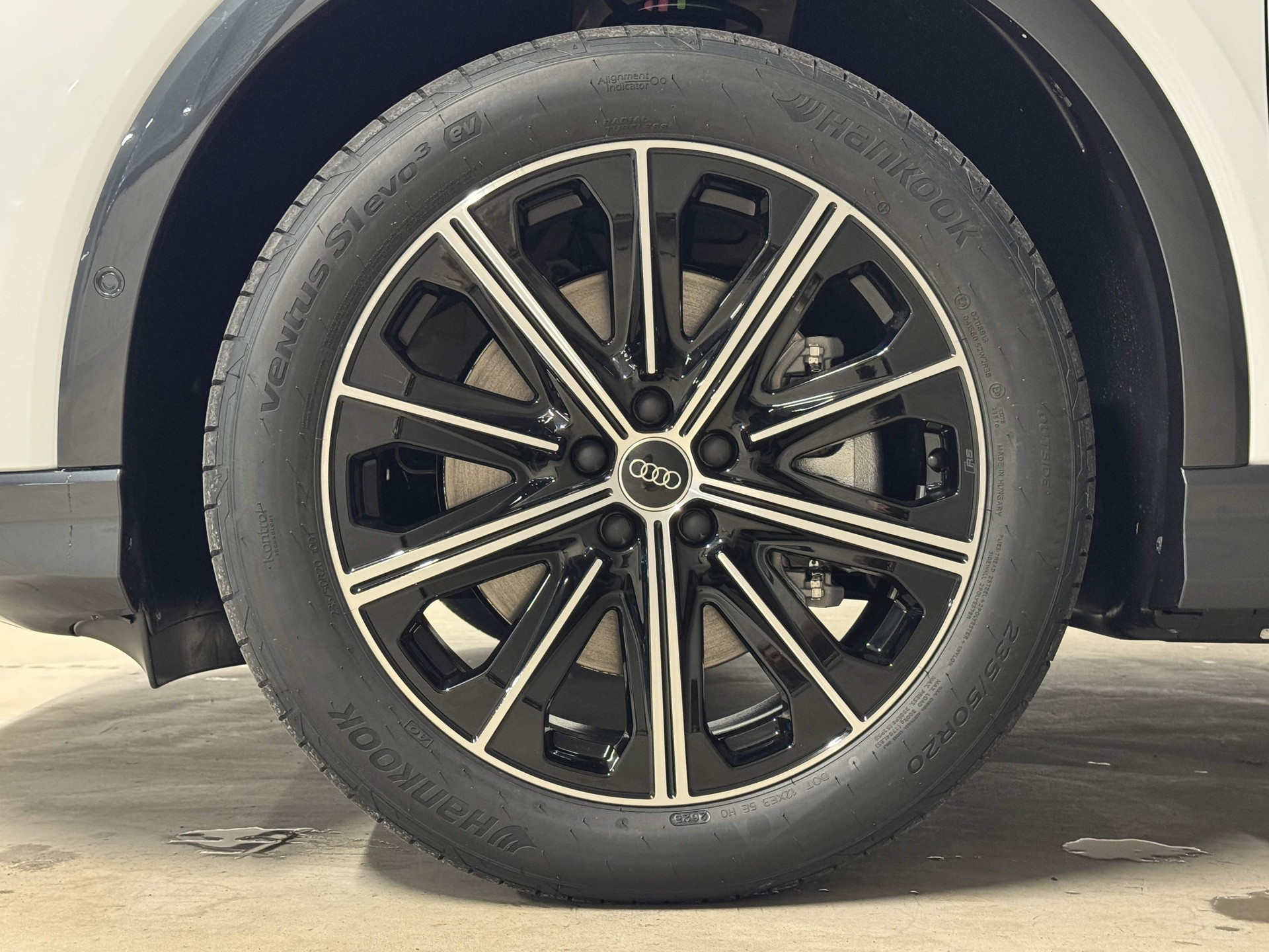 AUDI Q4 e-tron 45 Edition Swiss Ski quattro-image-16