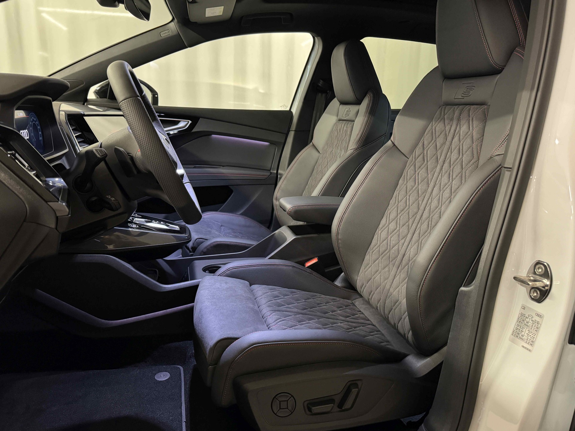 AUDI Q4 e-tron 45 Edition Swiss Ski quattro-image-9