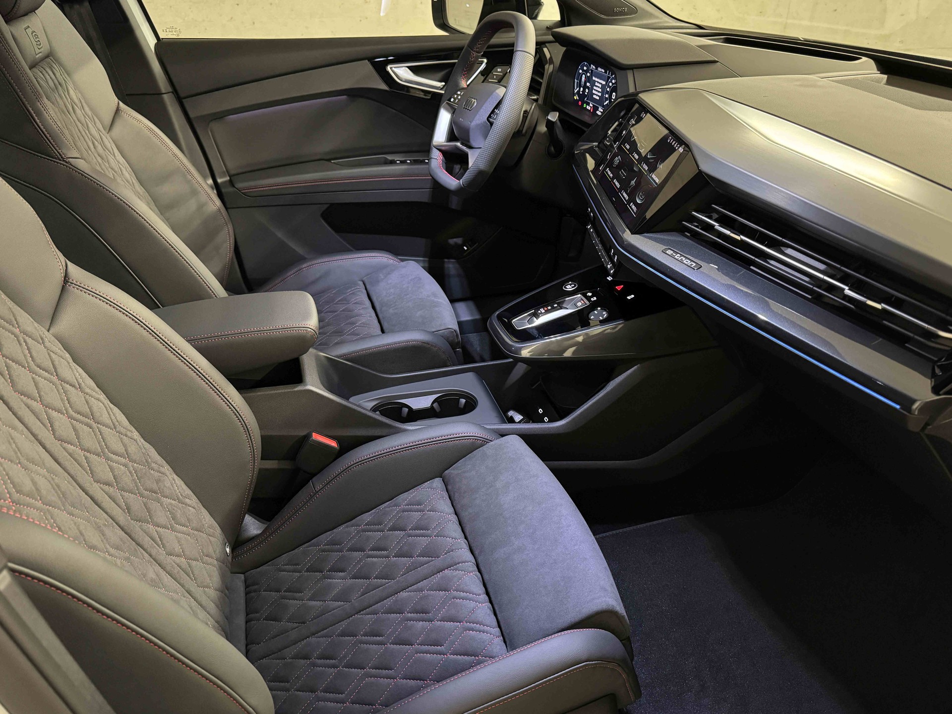 AUDI Q4 e-tron 45 Edition Swiss Ski quattro-image-11