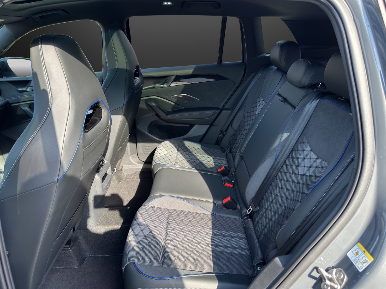 VW Tiguan 2.0 TDI SCR R-Line 4Motion DSG-image-8