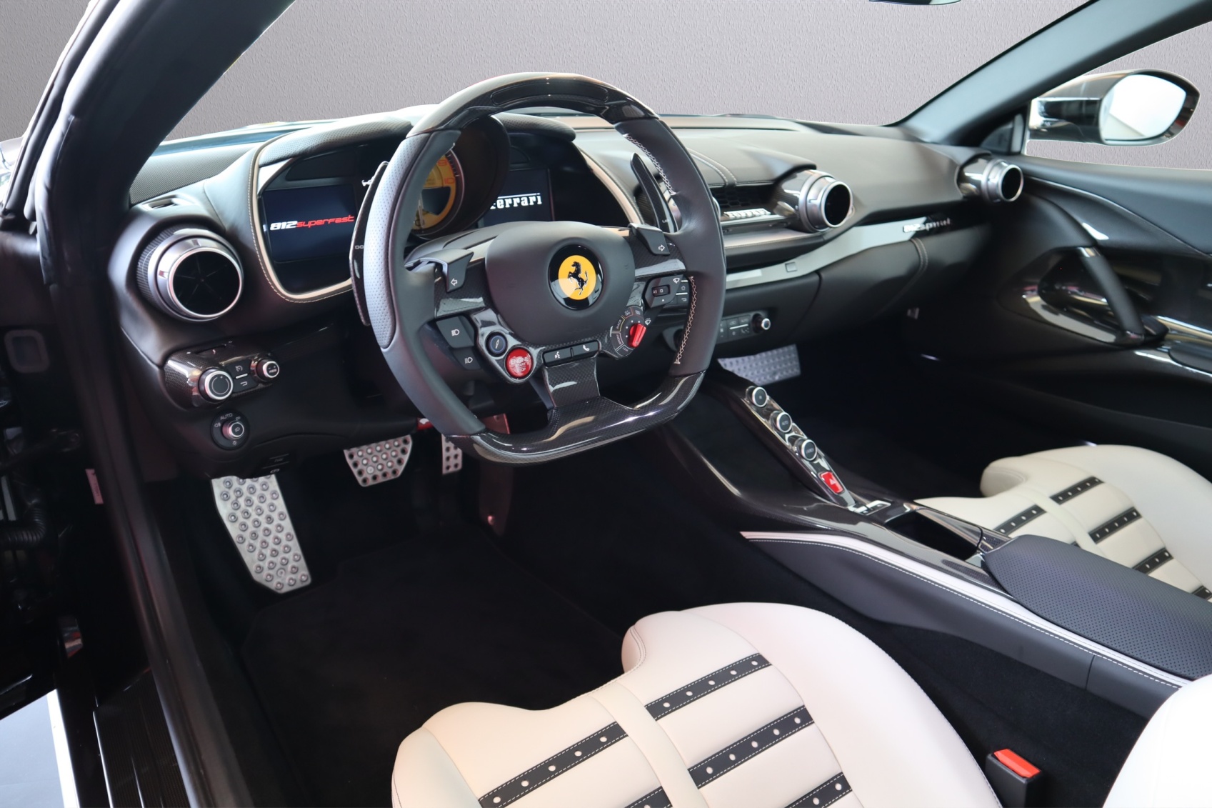 FERRARI 812 Superfast-image-2