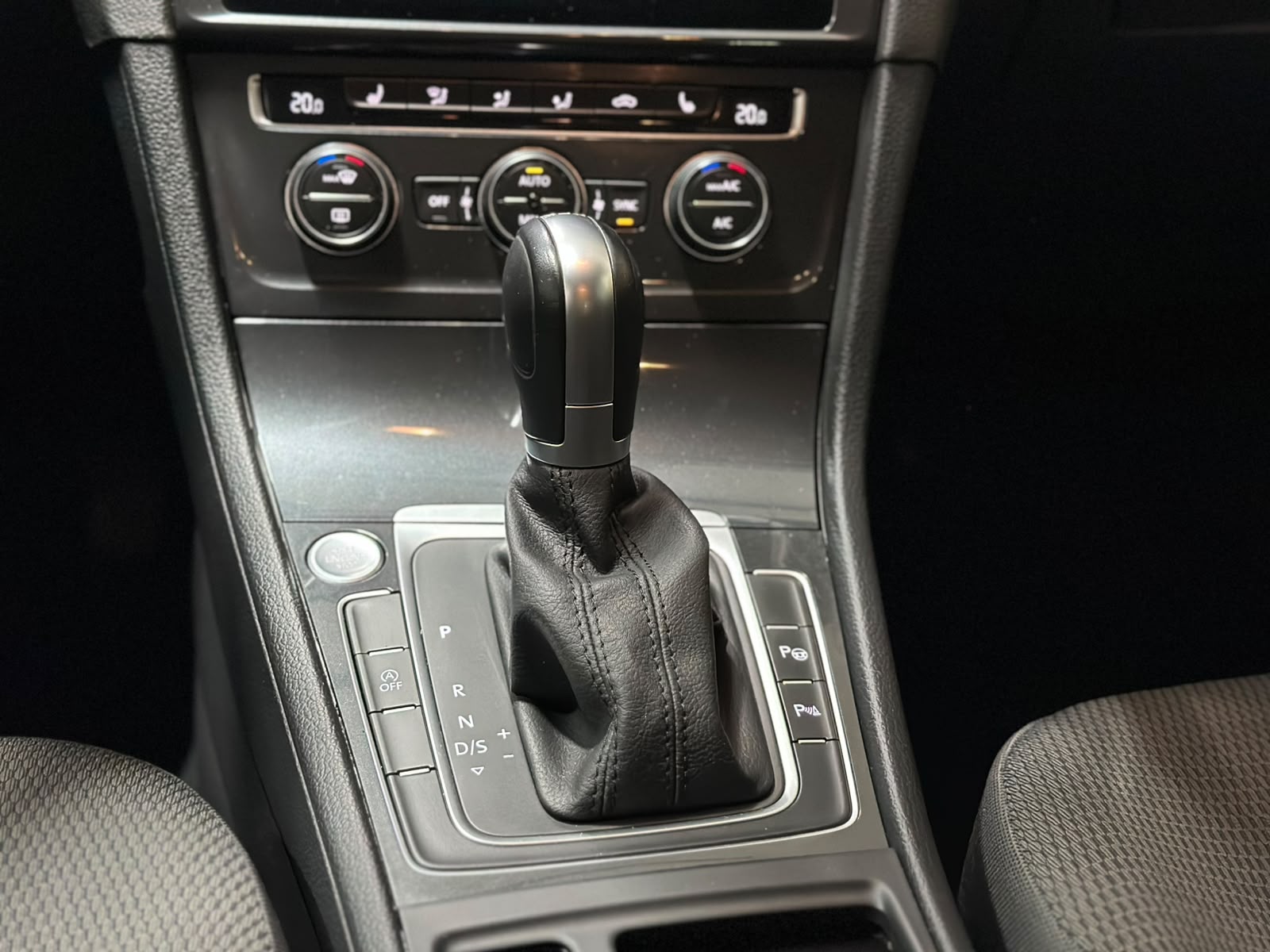 VW Golf VII 1.0 TSI Swiss Line Plus DSG-image-14