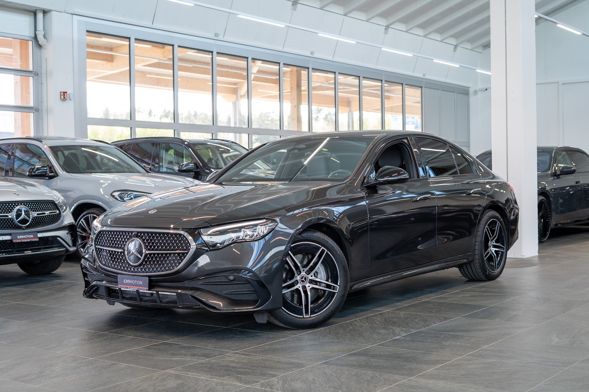 MERCEDES-BENZ E 220 d AMG Line / Navi / Rückfahrkamera / Sitzheizung-image-0