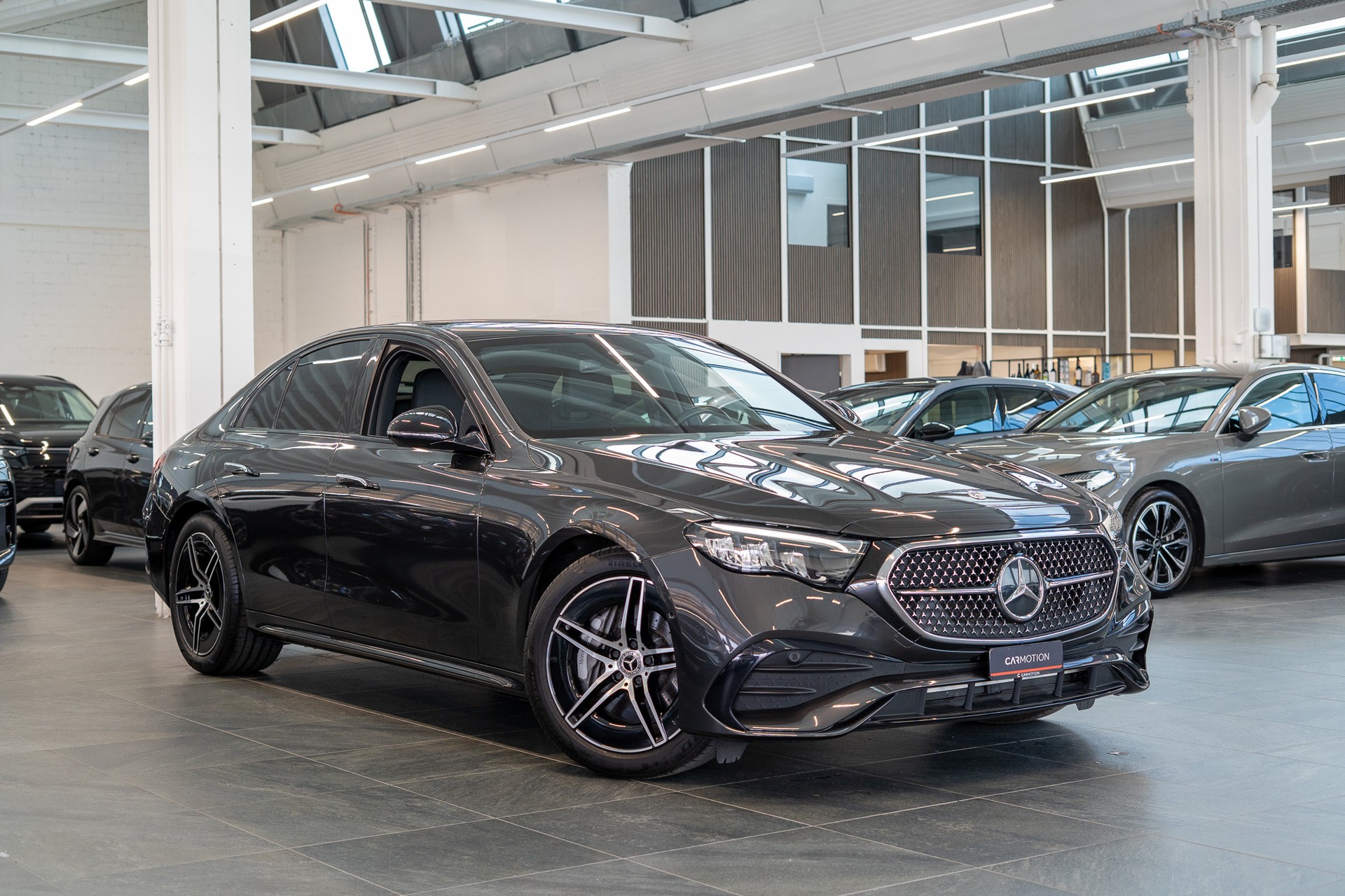 MERCEDES-BENZ E 220 d AMG Line / Navi / Rückfahrkamera / Sitzheizung-image-2