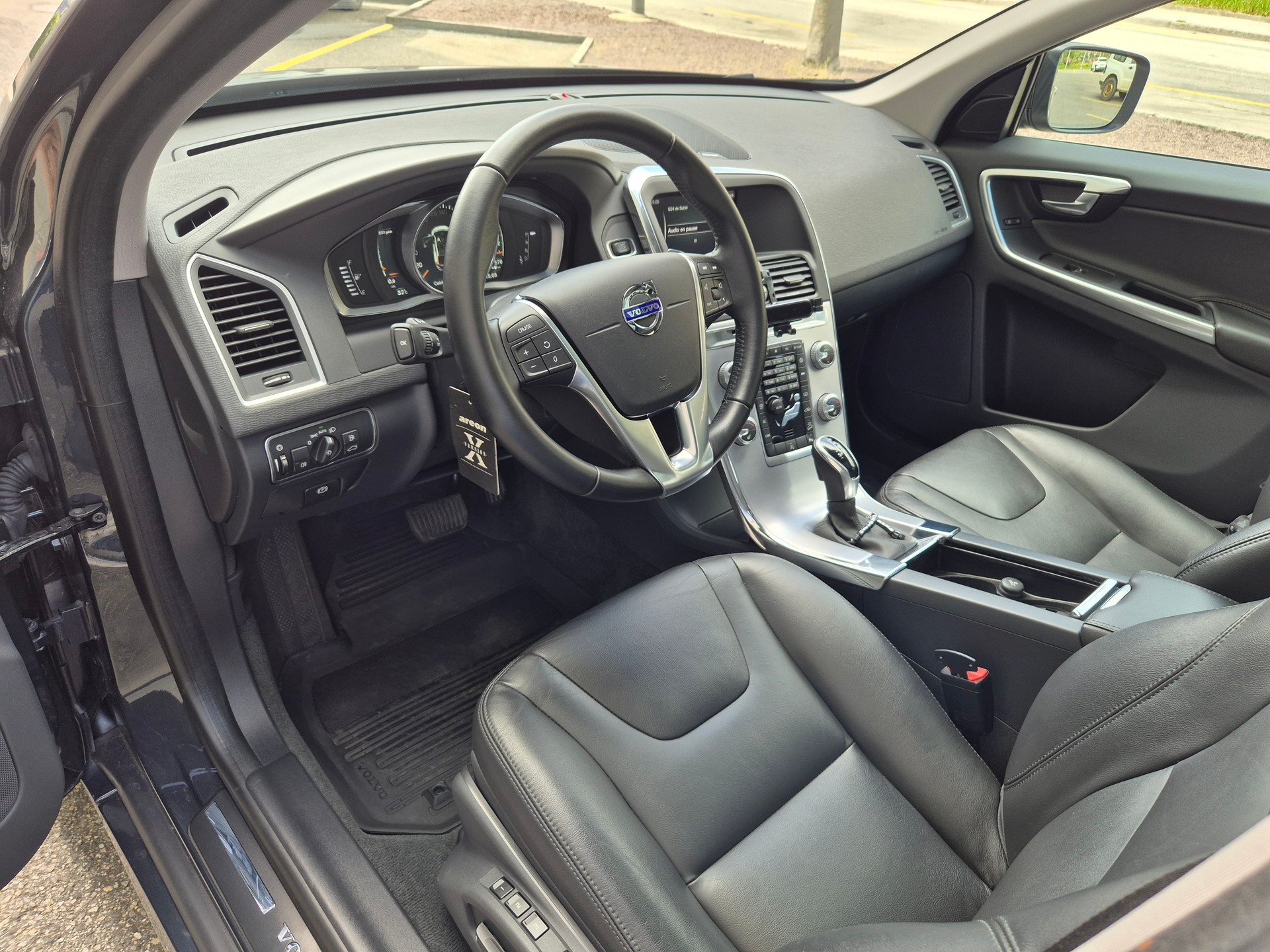 VOLVO XC60 T5 AWD Momentum Geartronic-image-6