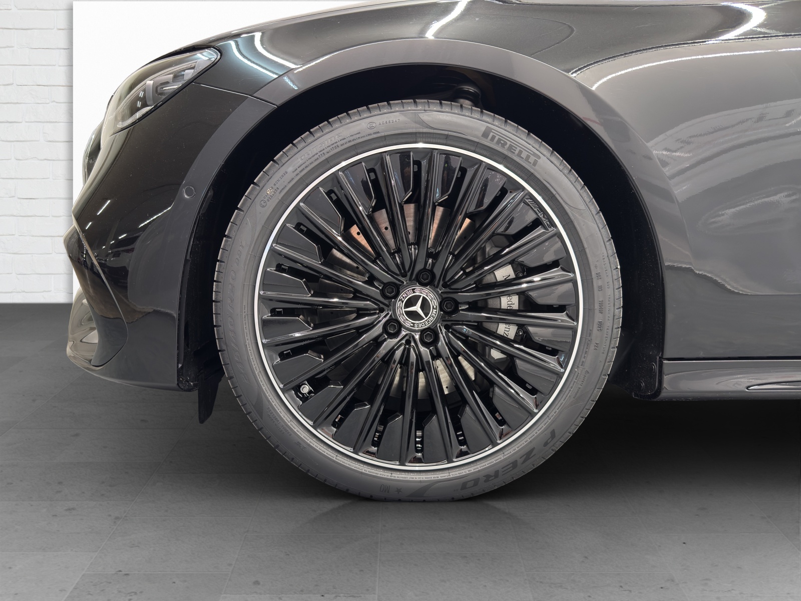 MERCEDES-BENZ E 220 d AMG Line 4Matic T-Modell-image-5