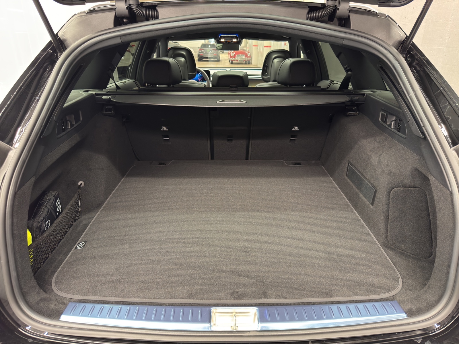 MERCEDES-BENZ E 220 d AMG Line 4Matic T-Modell-image-10