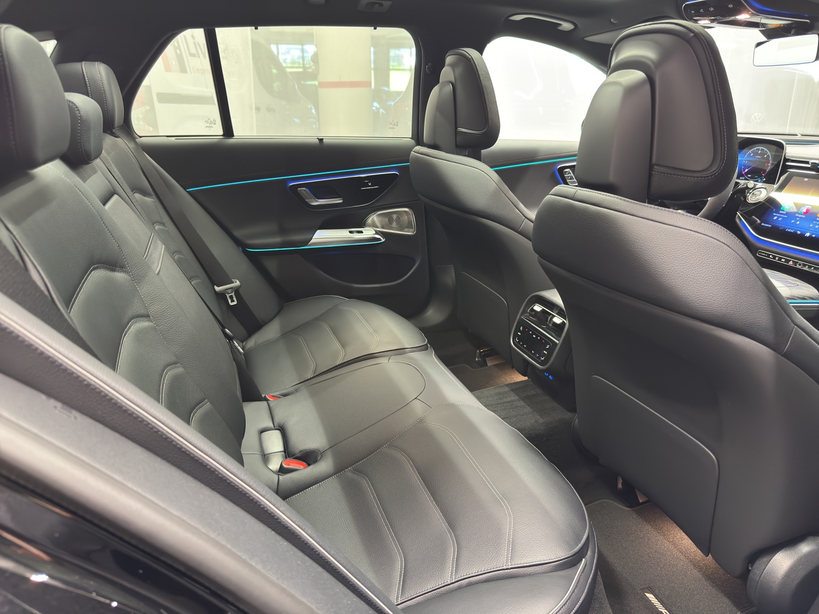 MERCEDES-BENZ E 220 d AMG Line 4Matic T-Modell-image-9