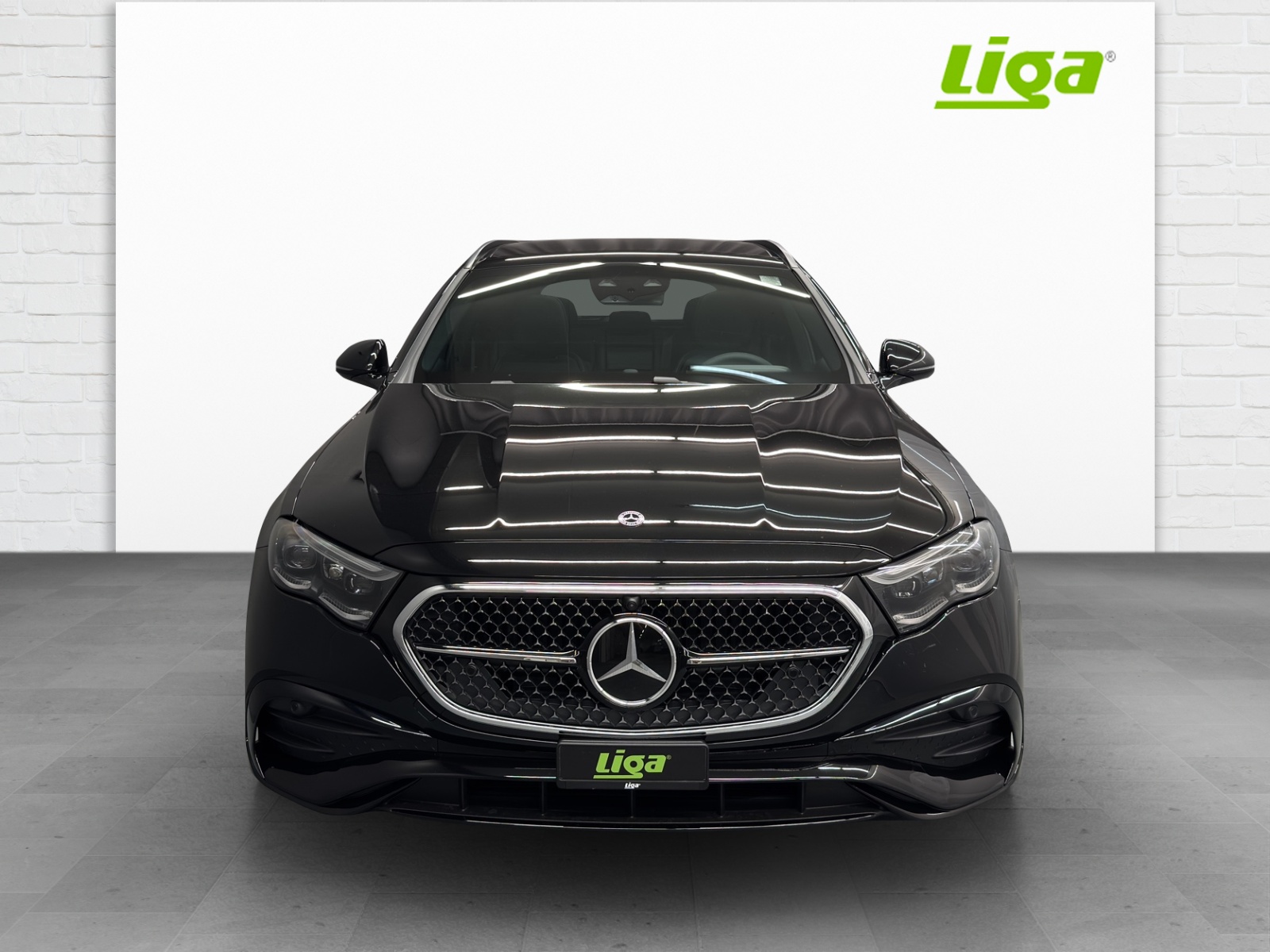 MERCEDES-BENZ E 220 d AMG Line 4Matic T-Modell-image-2