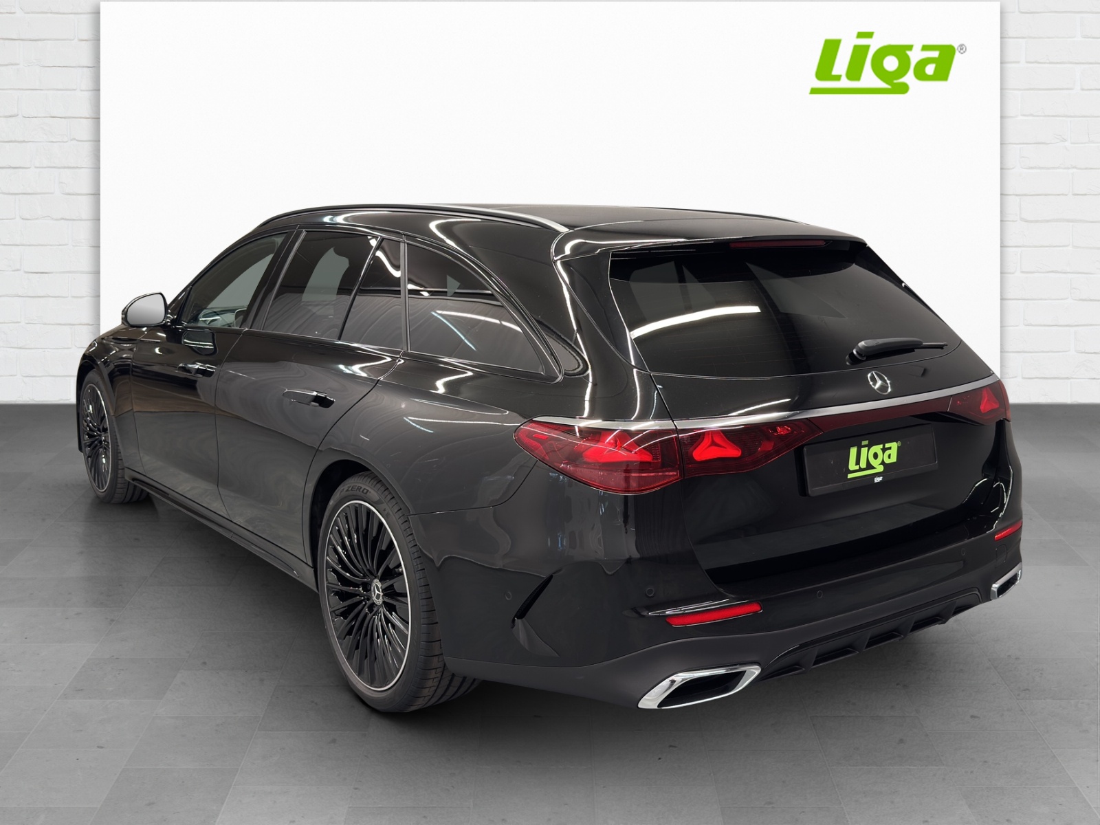 MERCEDES-BENZ E 220 d AMG Line 4Matic T-Modell-image-3