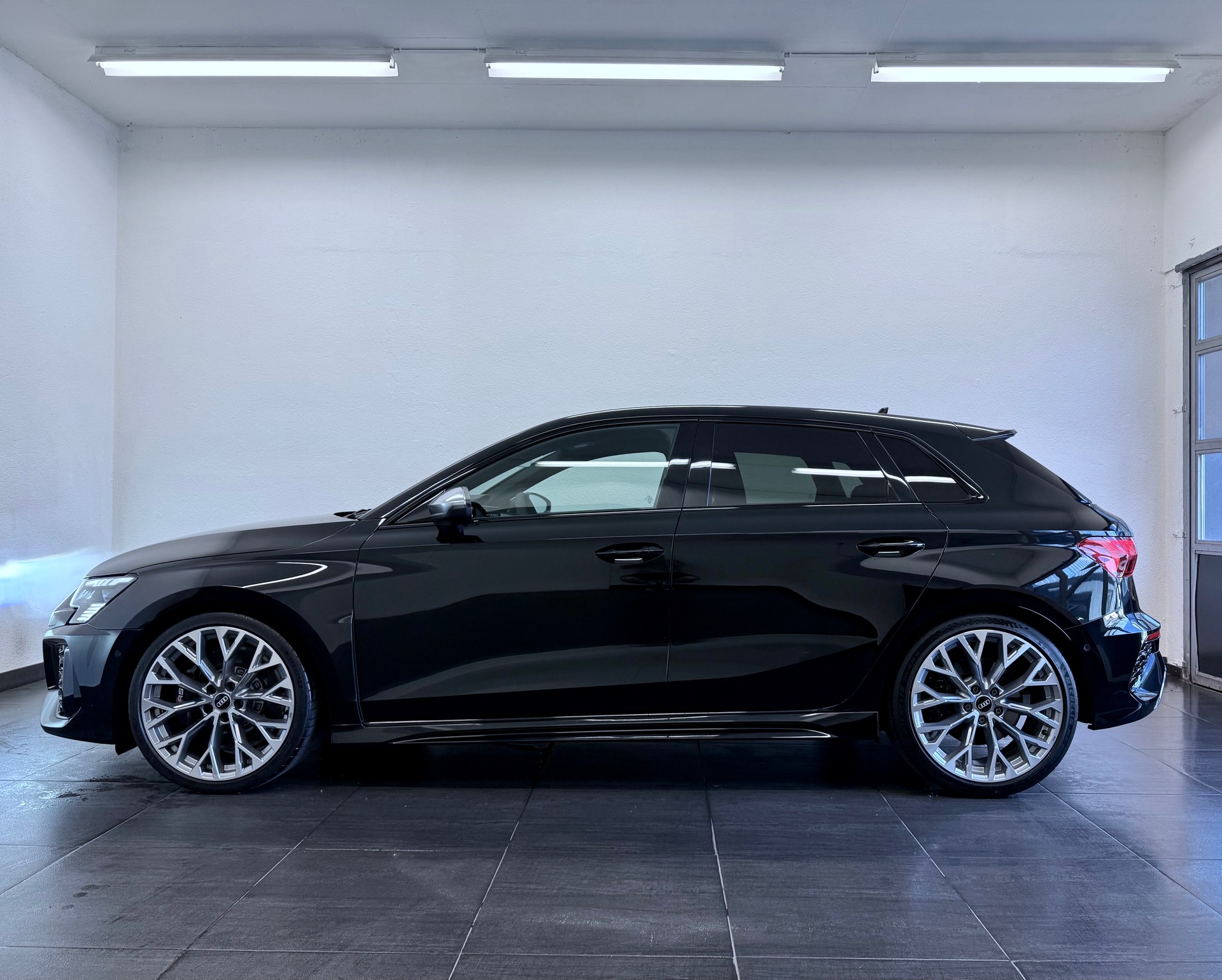 AUDI RS3 Sportback 2.5 TSI quattro S-tronic-image-6