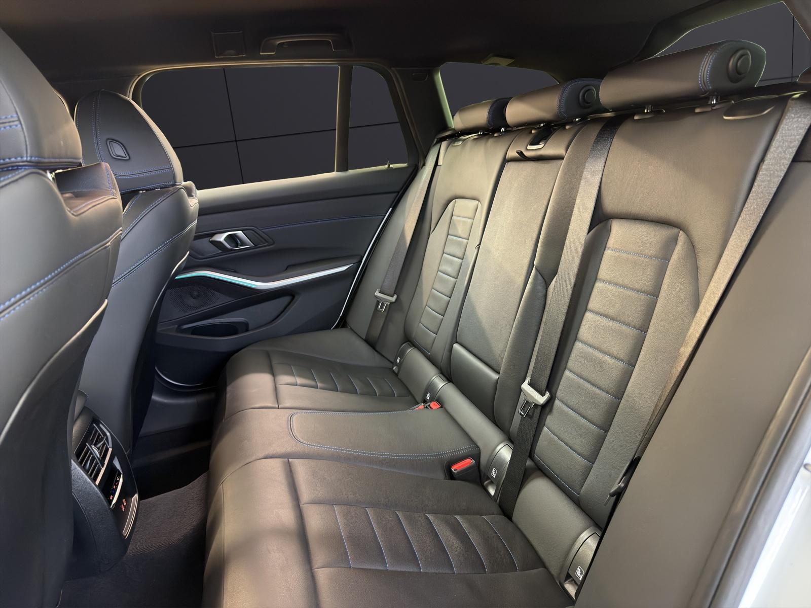 BMW 320d xDrive Touring-image-11