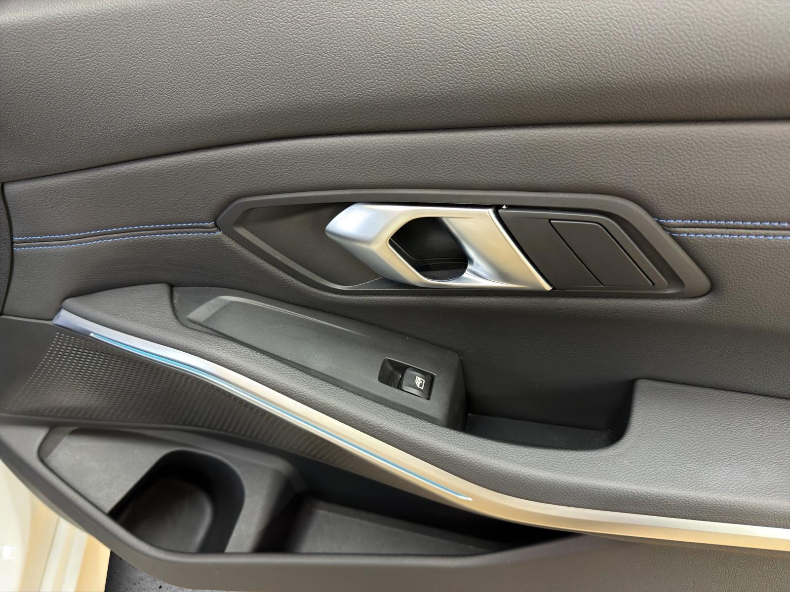 BMW 320d xDrive Touring-image-15