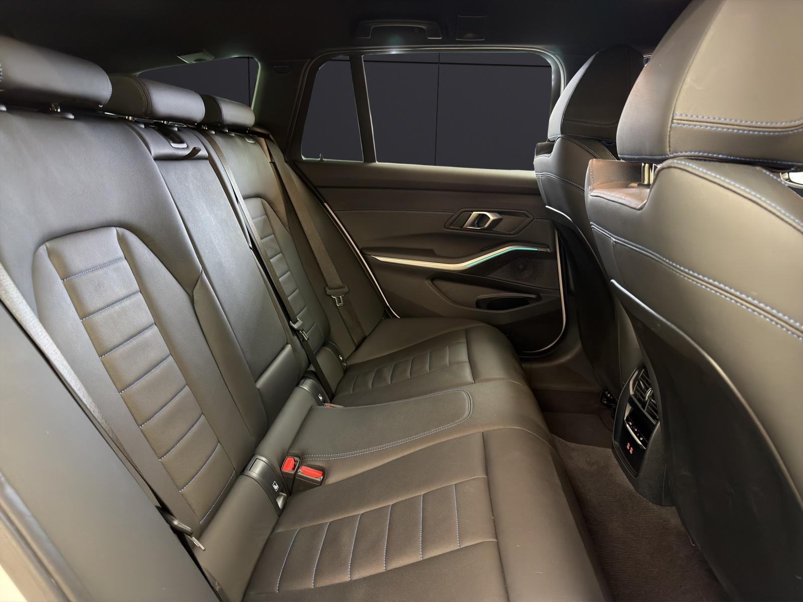 BMW 320d xDrive Touring-image-13
