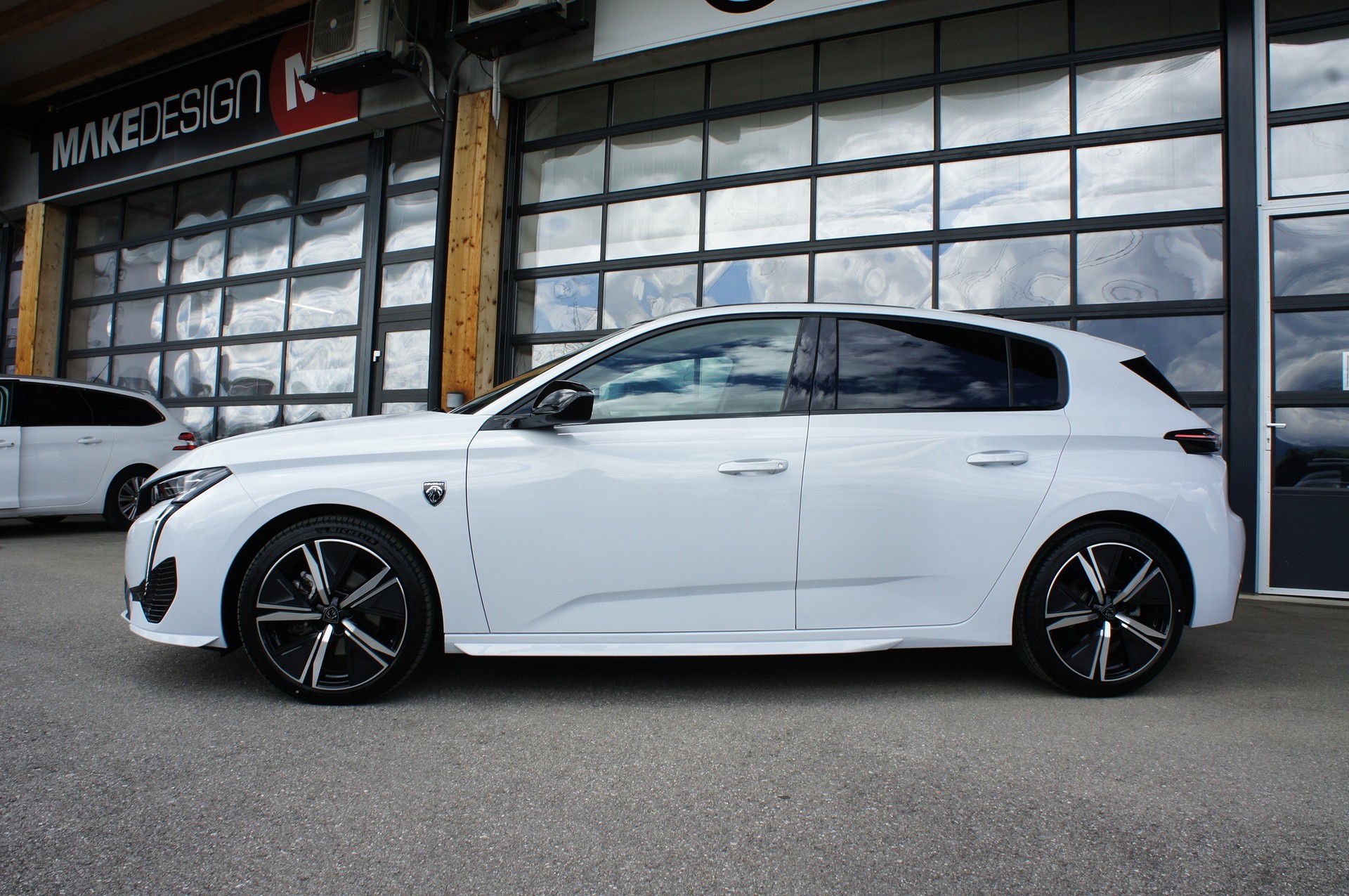 PEUGEOT 308 1.2 HEV 145 GT-showroom-element-1