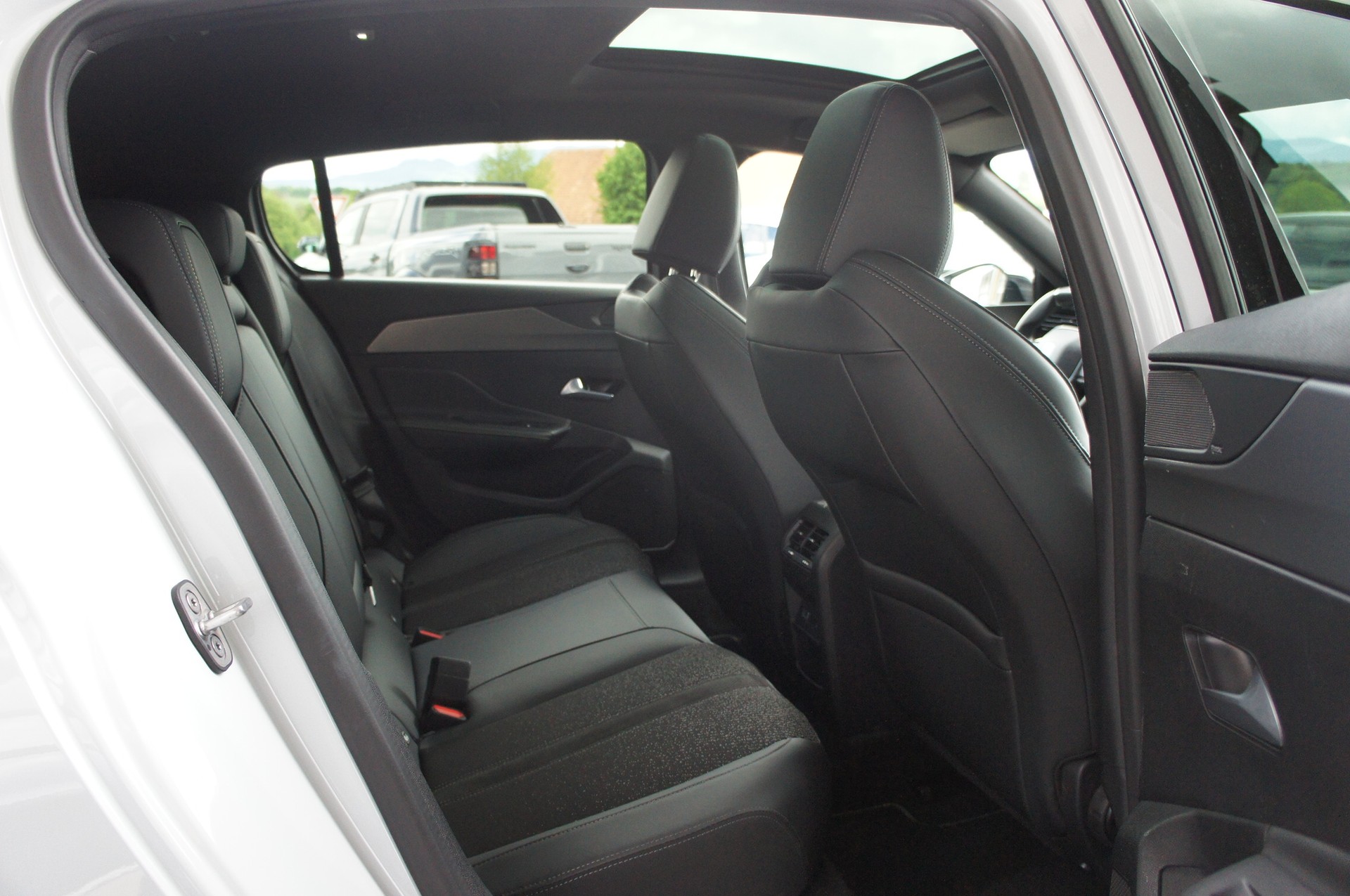 PEUGEOT 308 1.2 HEV 145 GT-image-11