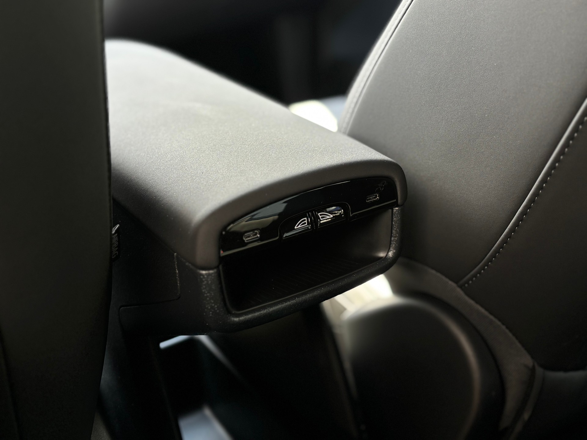 VOLVO EX30 E60 Plus Swiss Black Edition-image-12