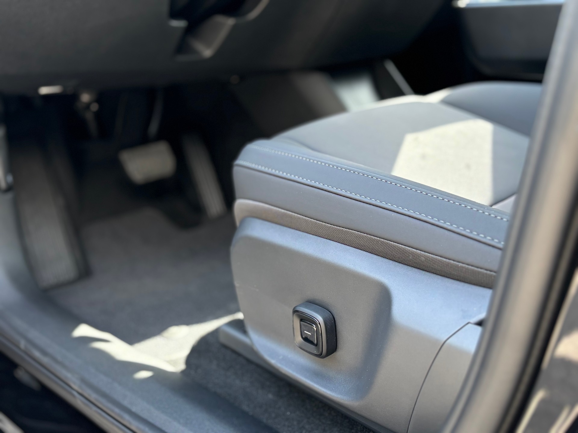 VOLVO EX30 E60 Plus Swiss Black Edition-image-4