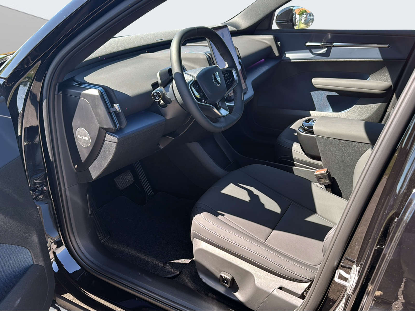 VOLVO EX 30 E60 Twin Ultra Performance Sw. Black Ed. AWD-image-9