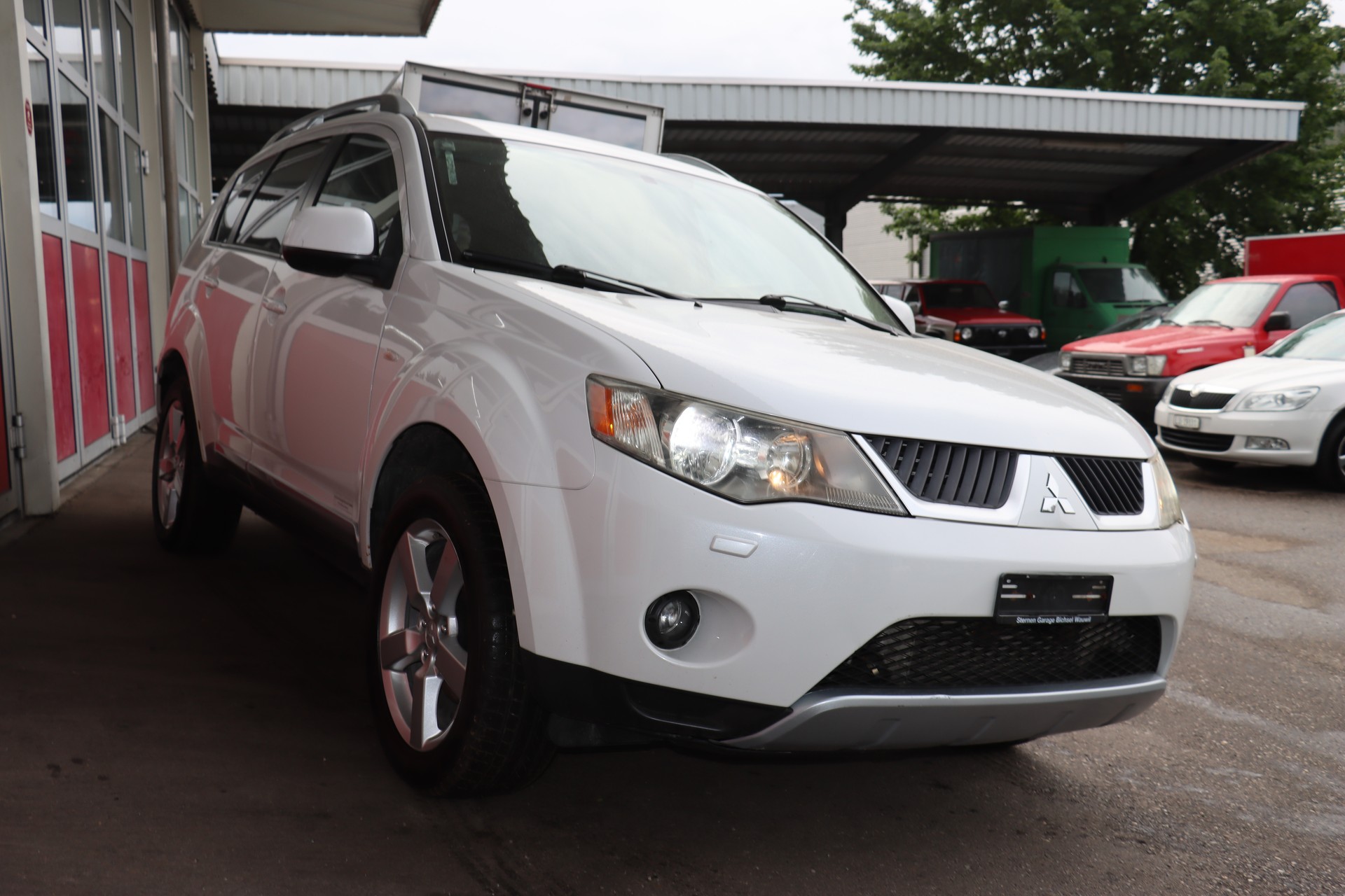 MITSUBISHI Outlander 2.0 DID Intense 4WD-showroom-element-3