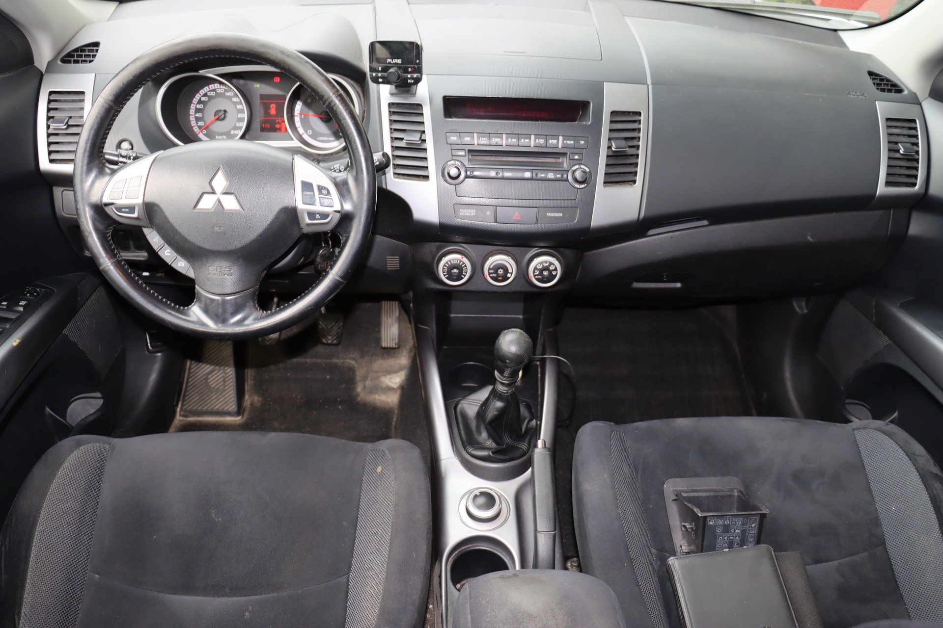 MITSUBISHI Outlander 2.0 DID Intense 4WD-image-9