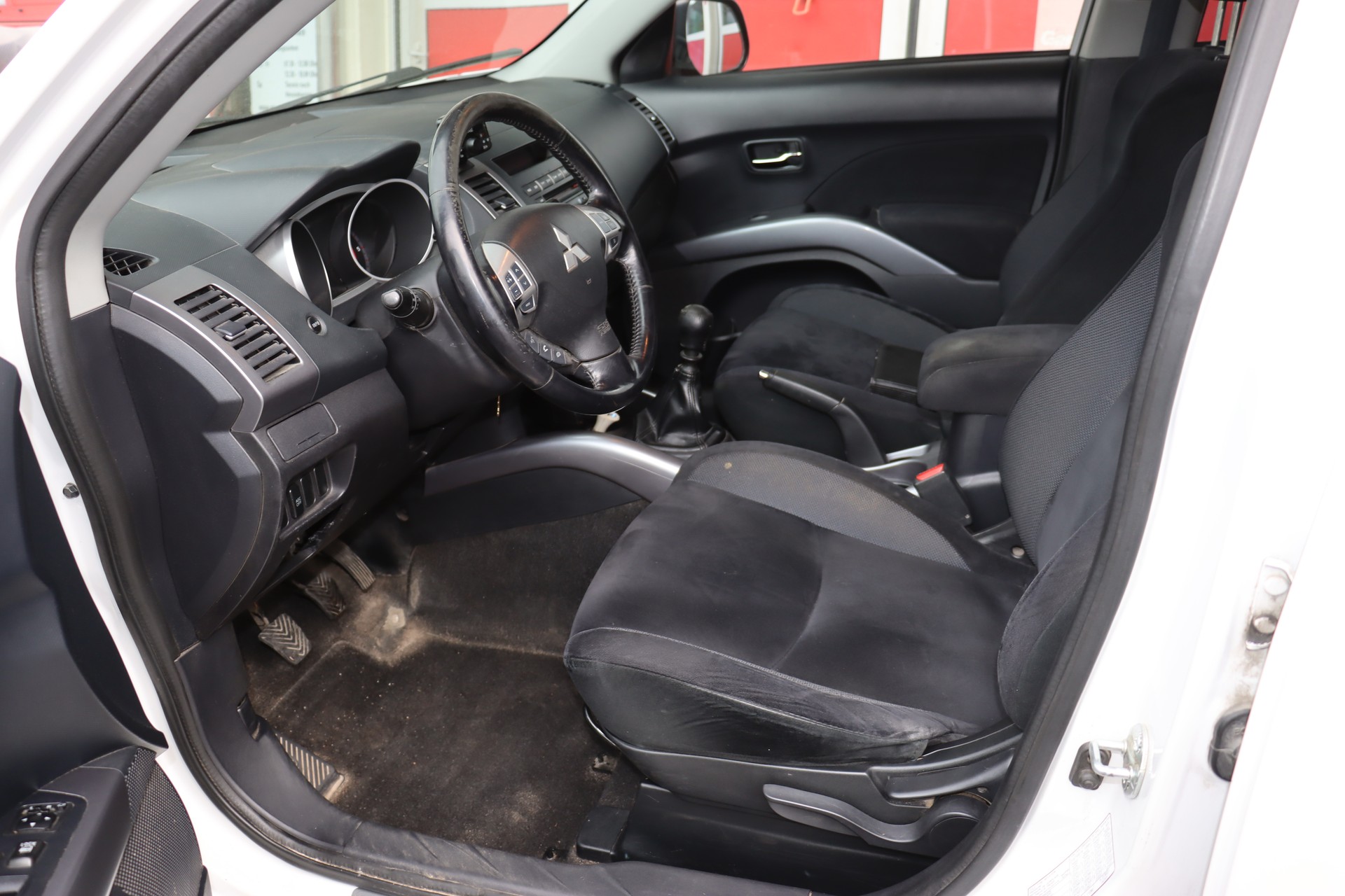 MITSUBISHI Outlander 2.0 DID Intense 4WD-image-10