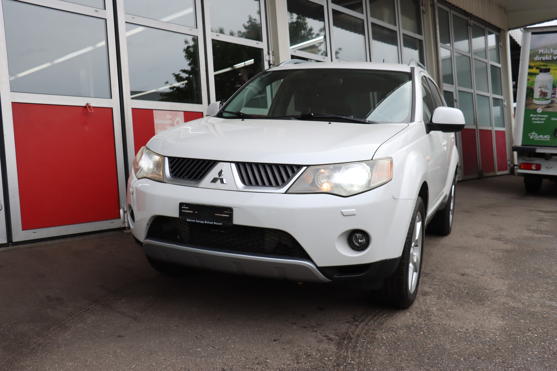 MITSUBISHI Outlander 2.0 DID Intense 4WD-showroom-element-1