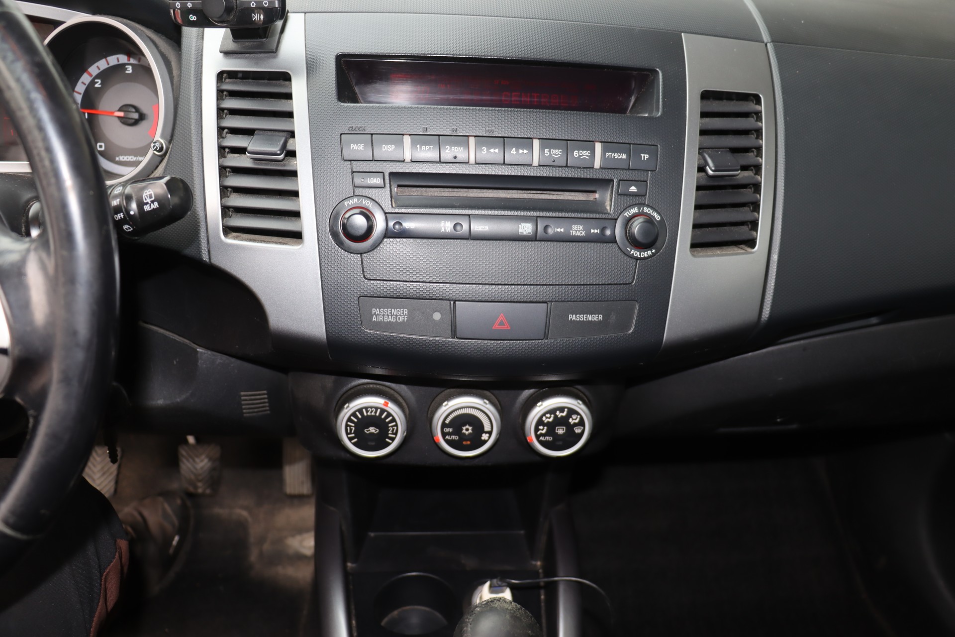MITSUBISHI Outlander 2.0 DID Intense 4WD-image-13