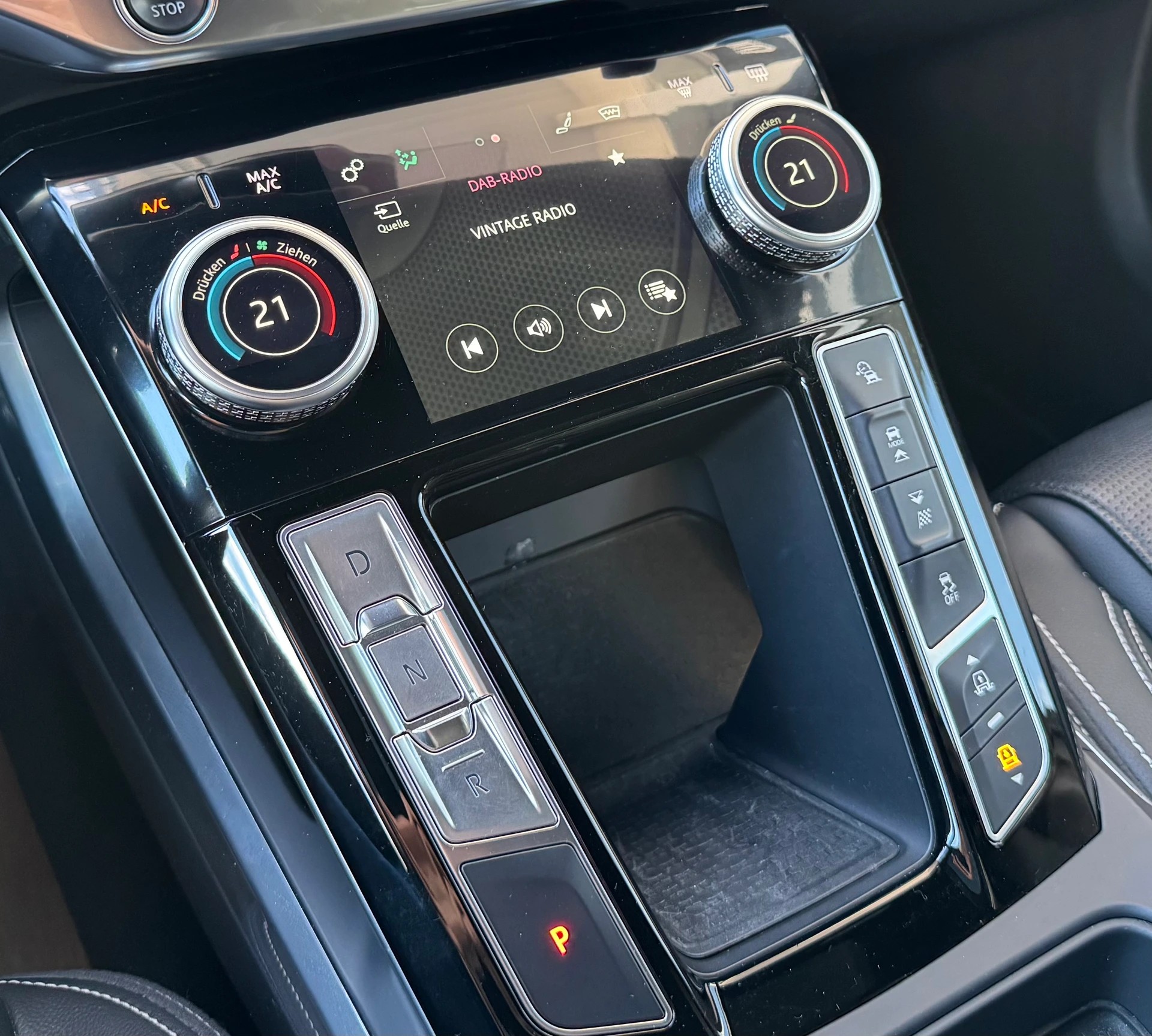 JAGUAR I-Pace EV400 SE AWD-image-22