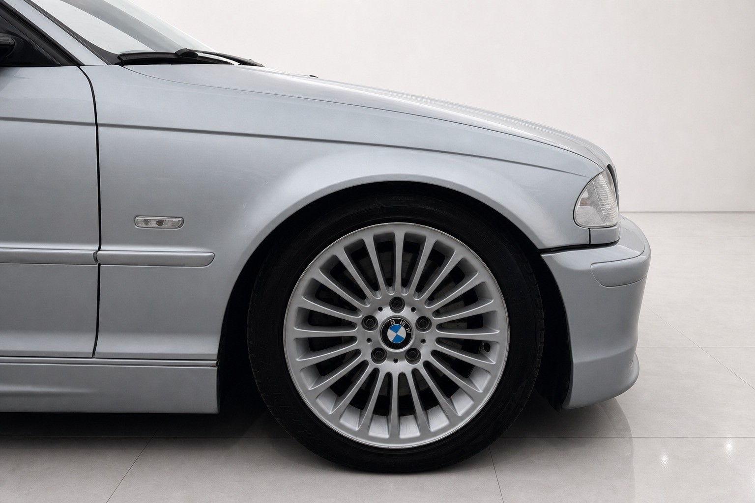 BMW 330i-image-8