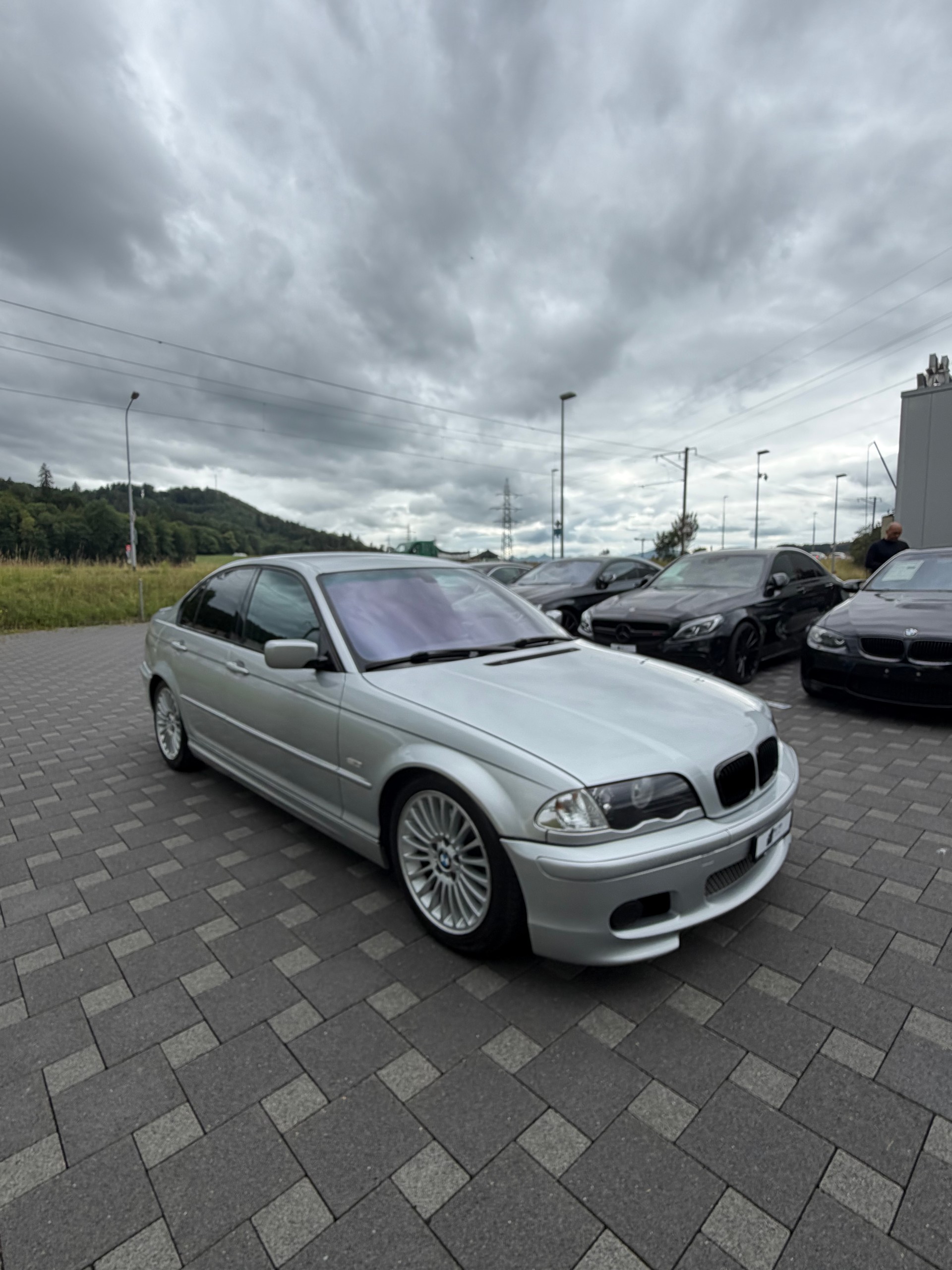 BMW 330i-image-6