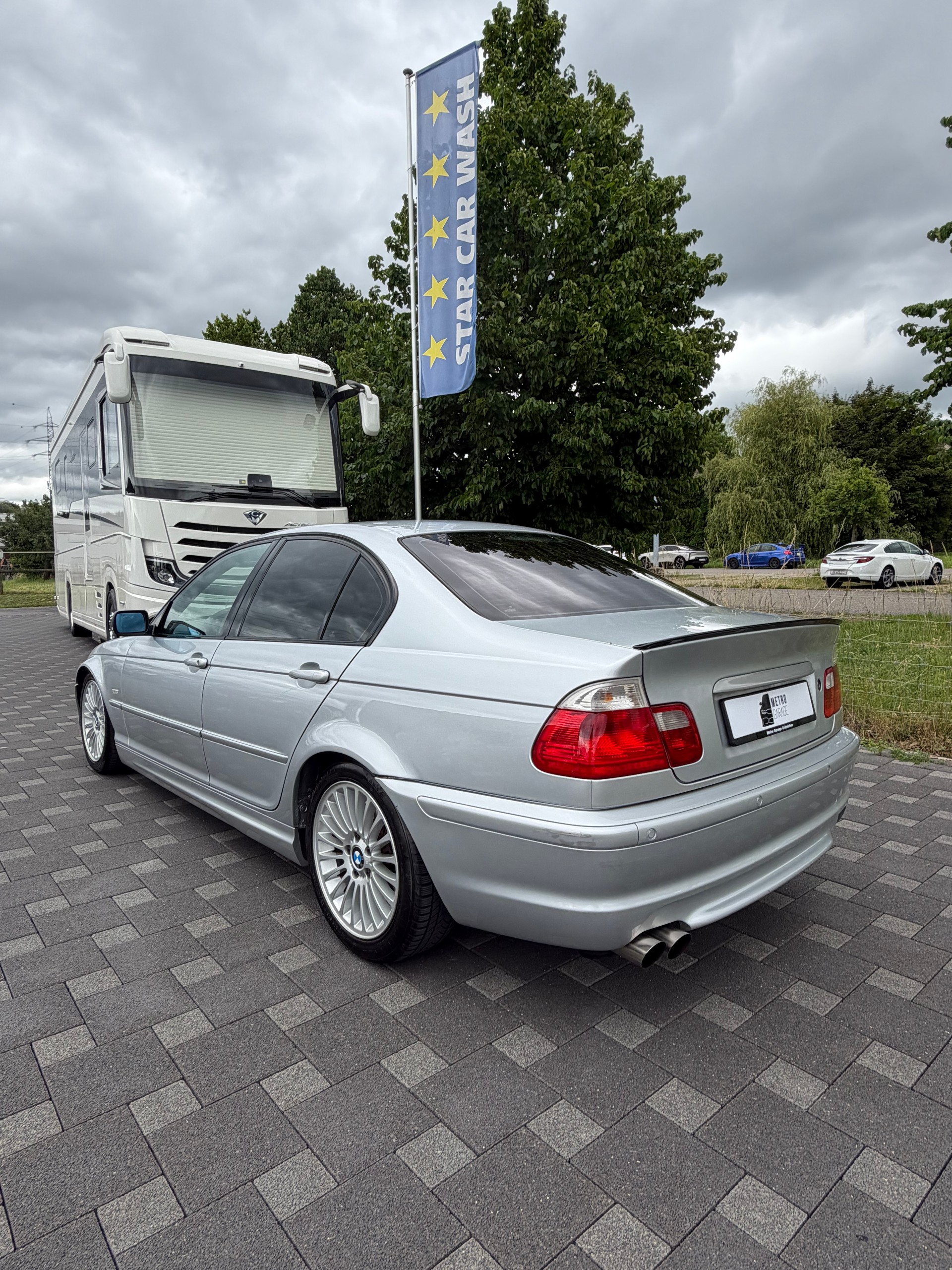 BMW 330i-showroom-element-2