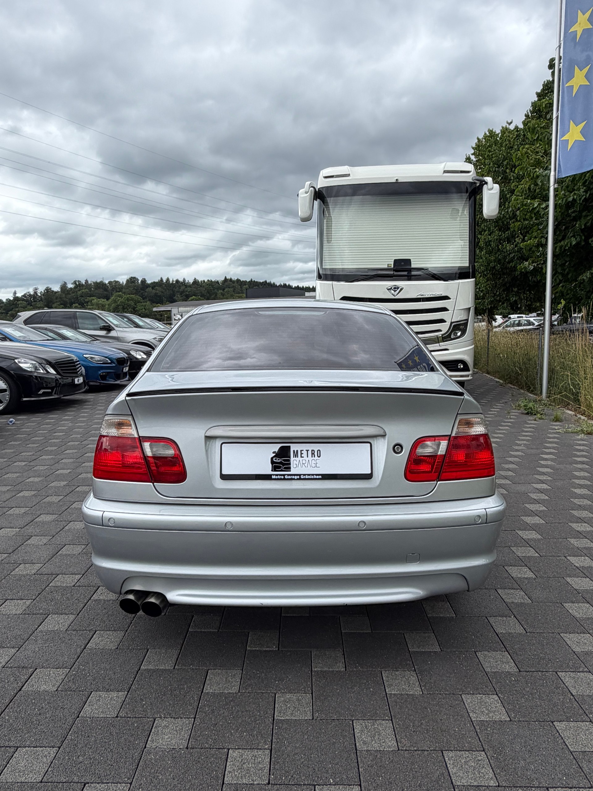 BMW 330i-showroom-element-3