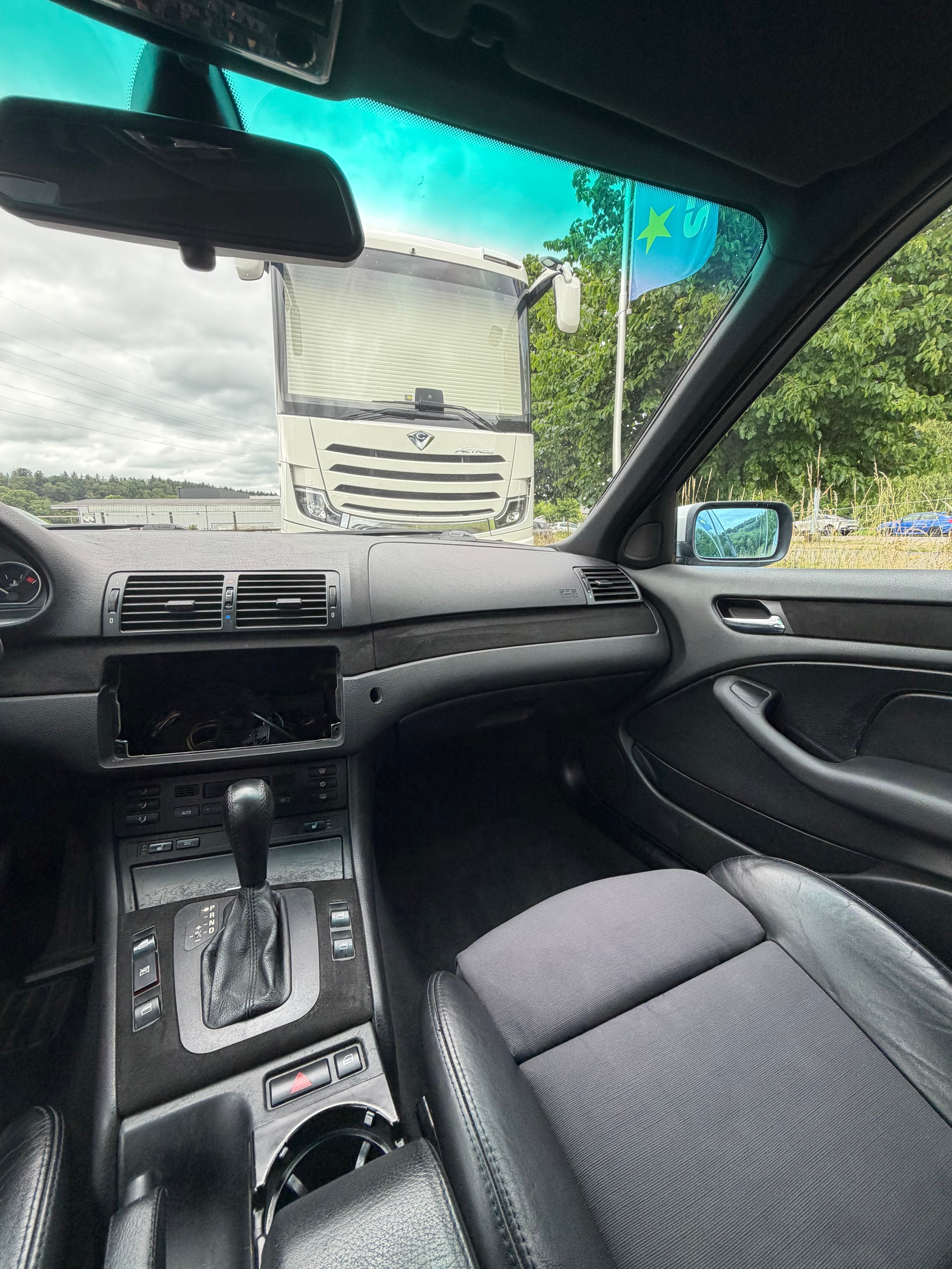 BMW 330i-image-14