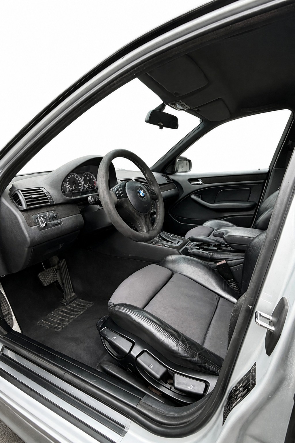 BMW 330i-image-10