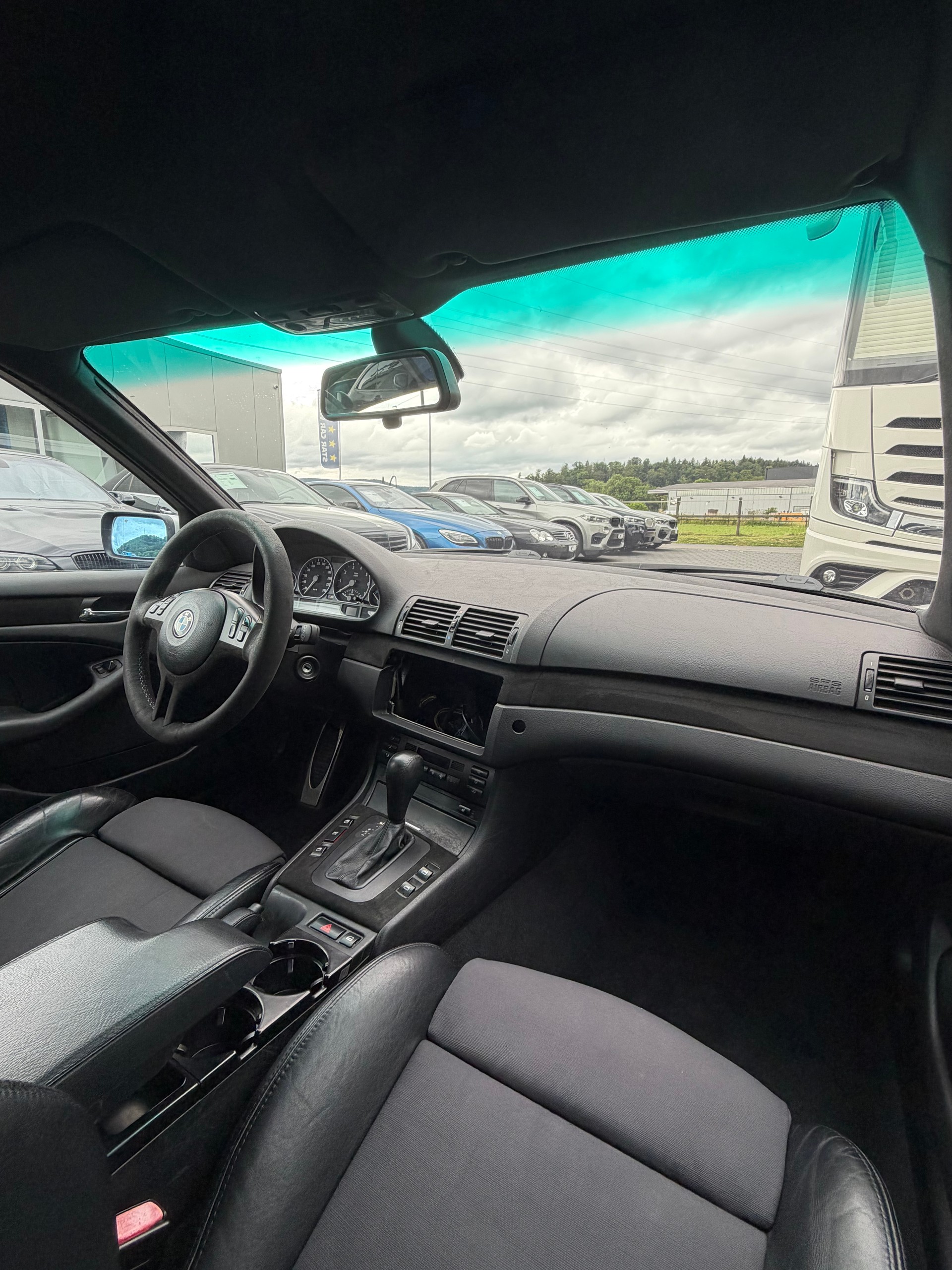 BMW 330i-image-15