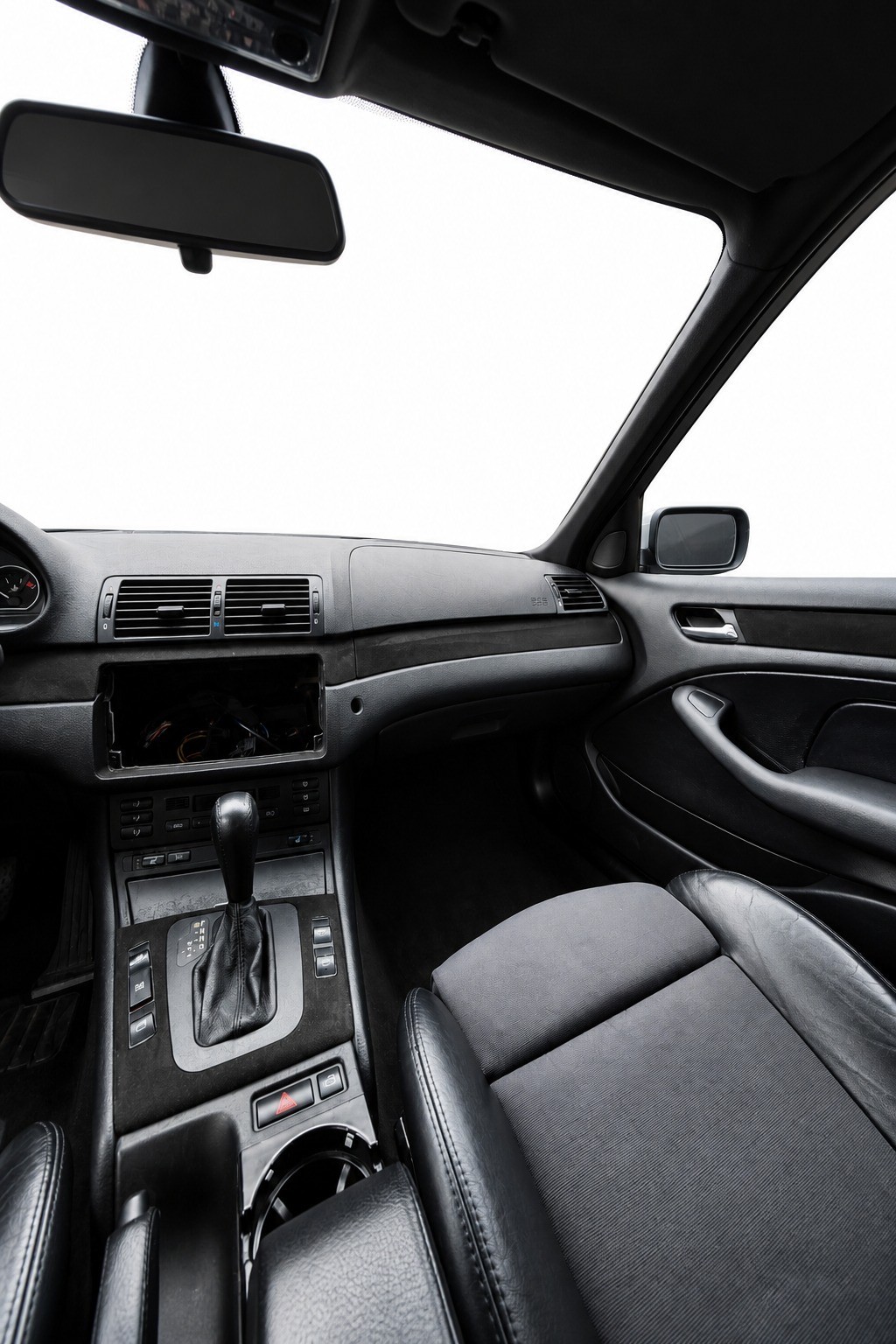BMW 330i-image-12