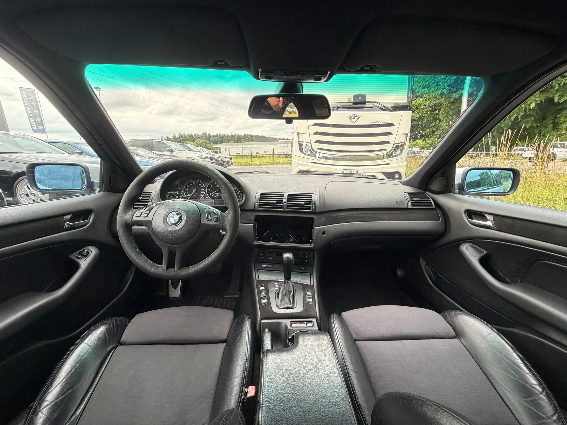 BMW 330i-image-12