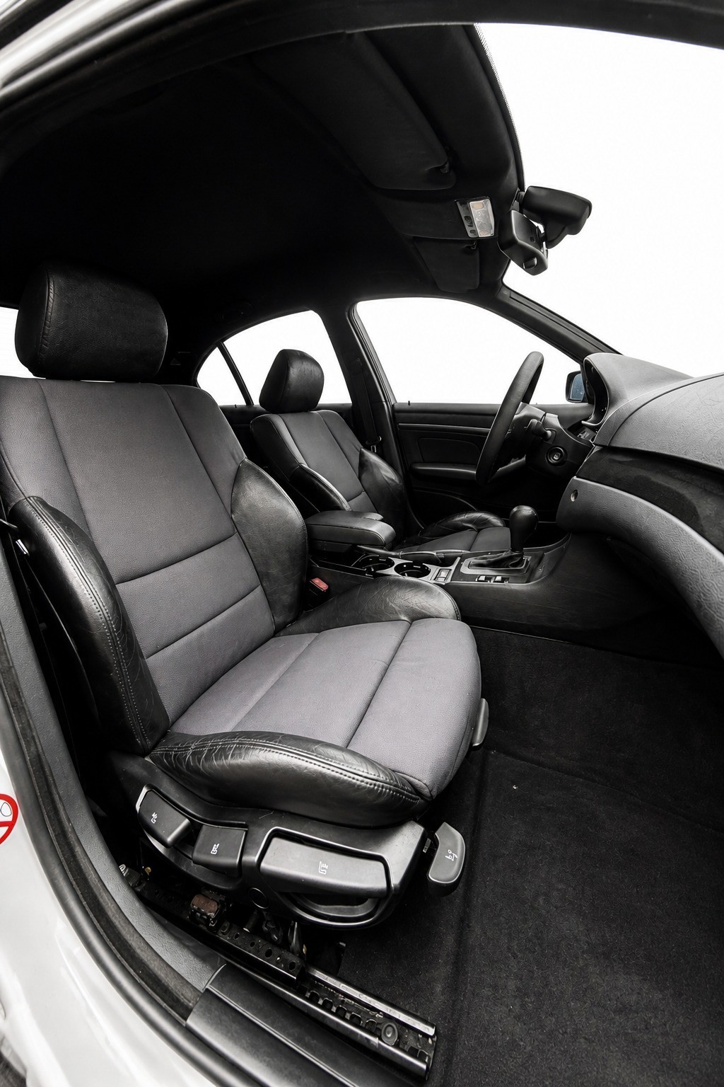 BMW 330i-image-13