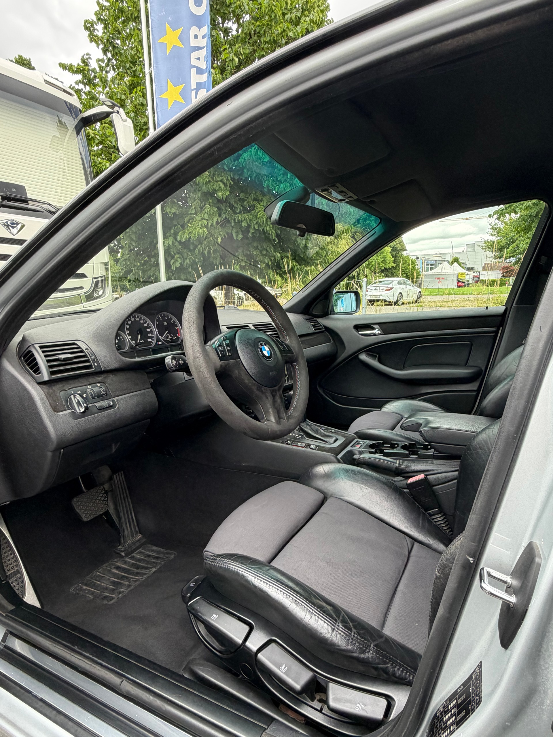 BMW 330i-image-11
