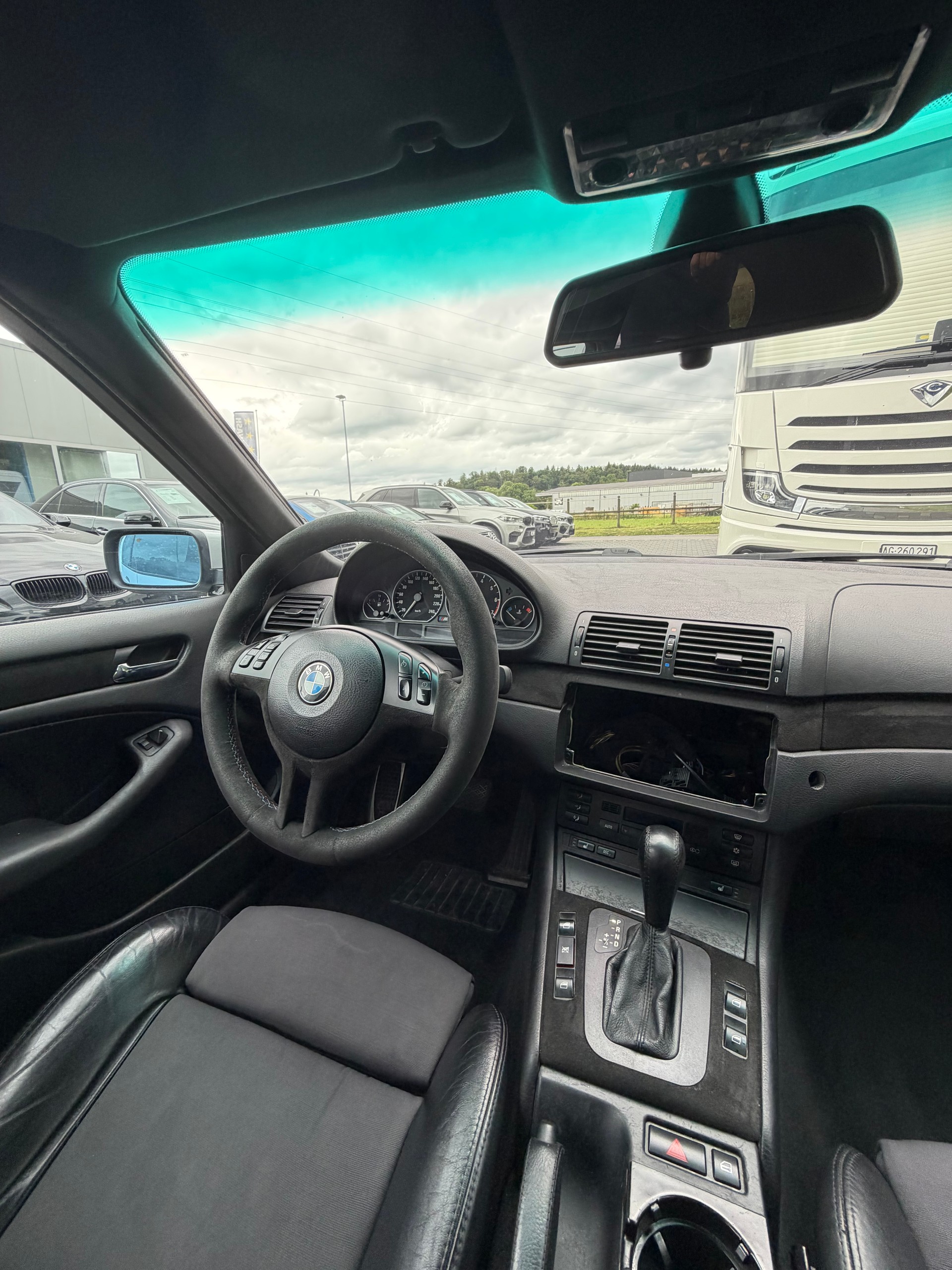 BMW 330i-image-13