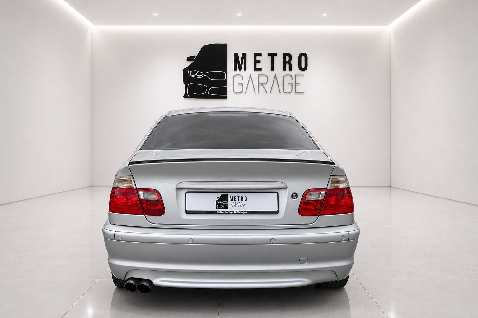 BMW 330i-showroom-element-3