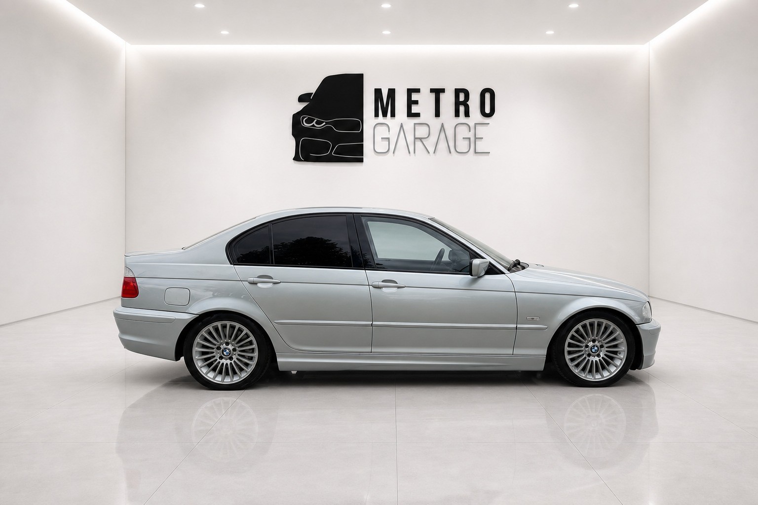 BMW 330i-image-5